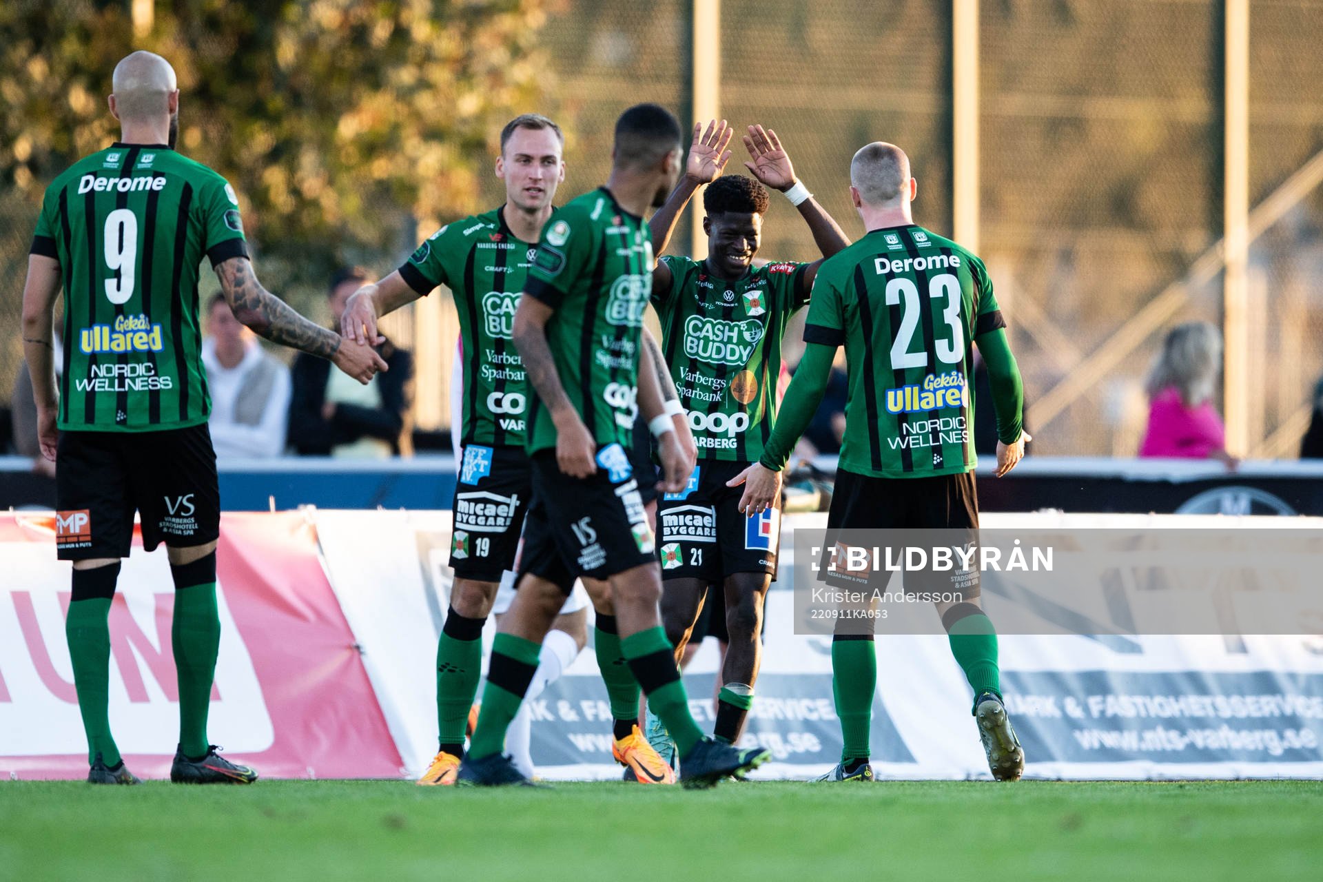 Varbergs Filipe Sisse jublar med lagkamrater