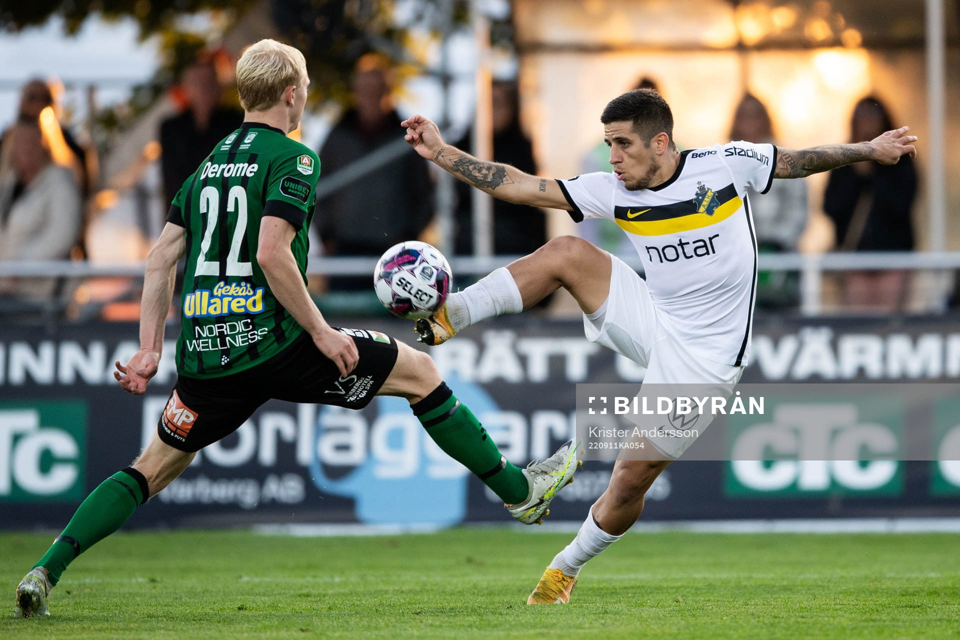 Varbergs Andre Boman och AIKs Nicolas Stefanelli