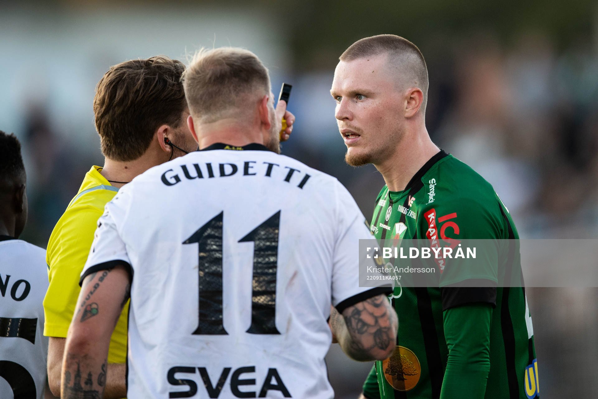 AIKs John Guidetti och Varbergs Anton Liljenbäck i