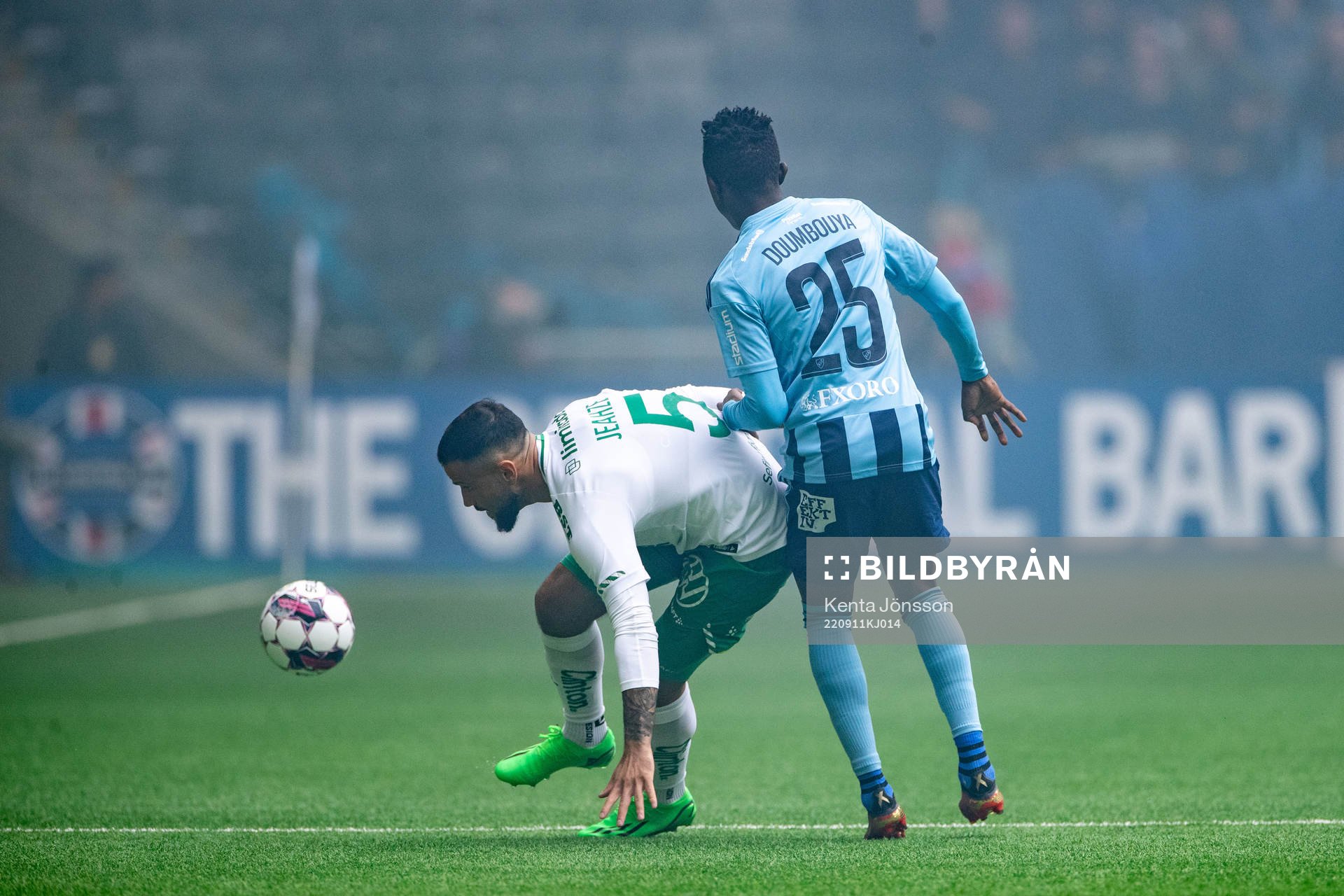 Hammarbys Mohanad Jeahze och Djurgårdens Amadou Doumbouya