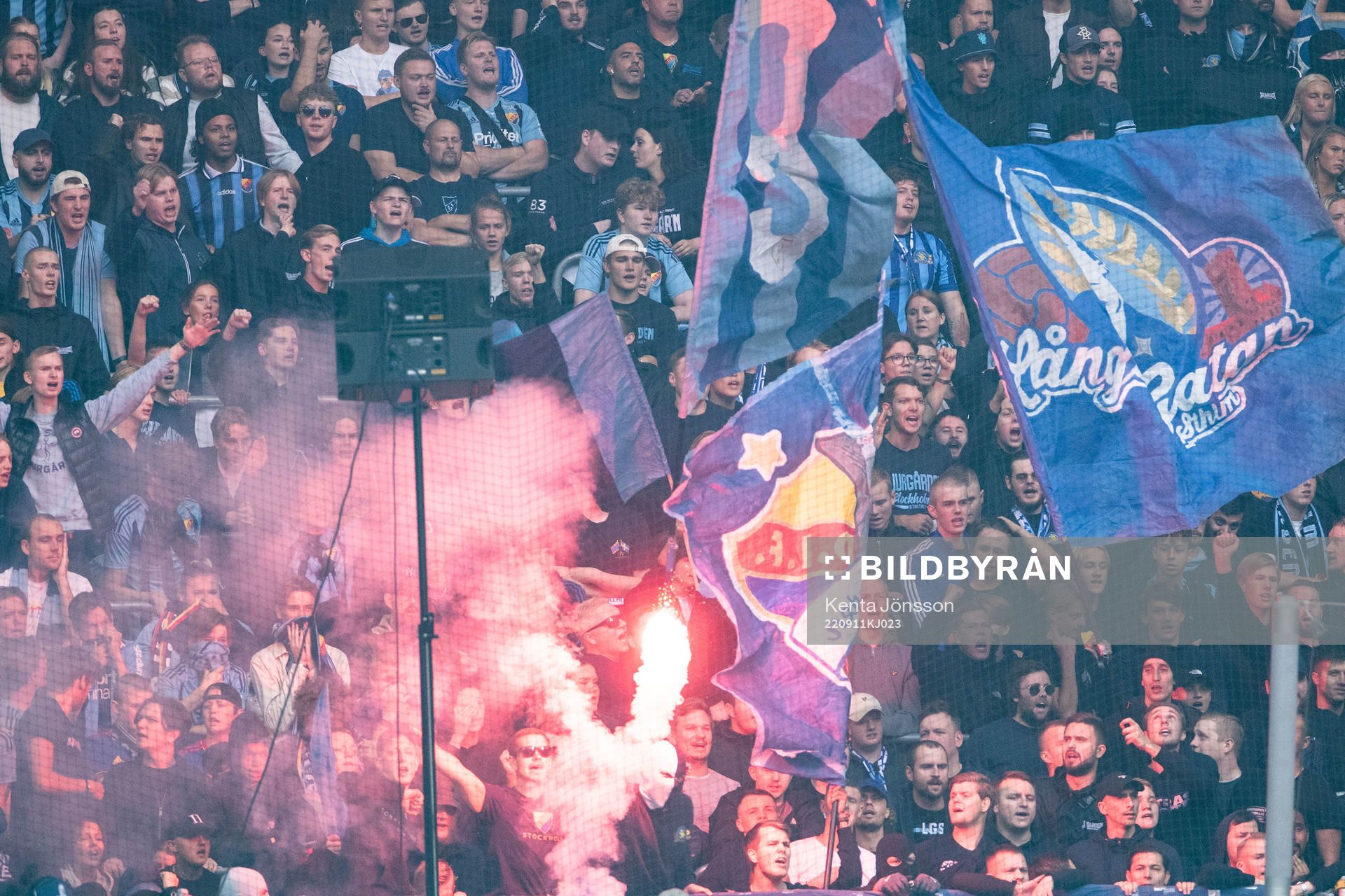 Djurgårdens supportrar med bengaliska eldar