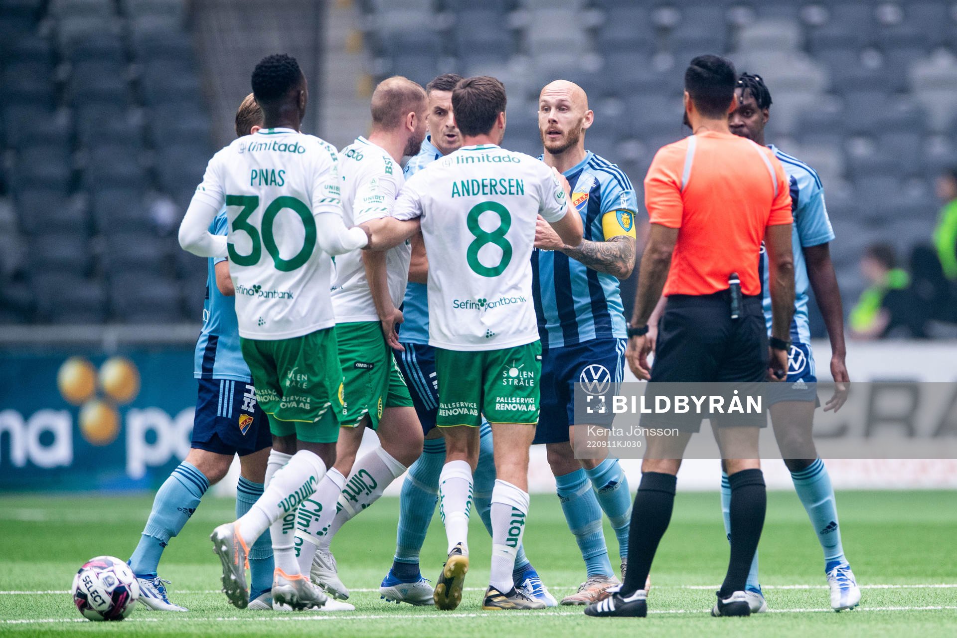 Hammarbys Jeppe Andersen och Djurgårdens Magnus Eriksson