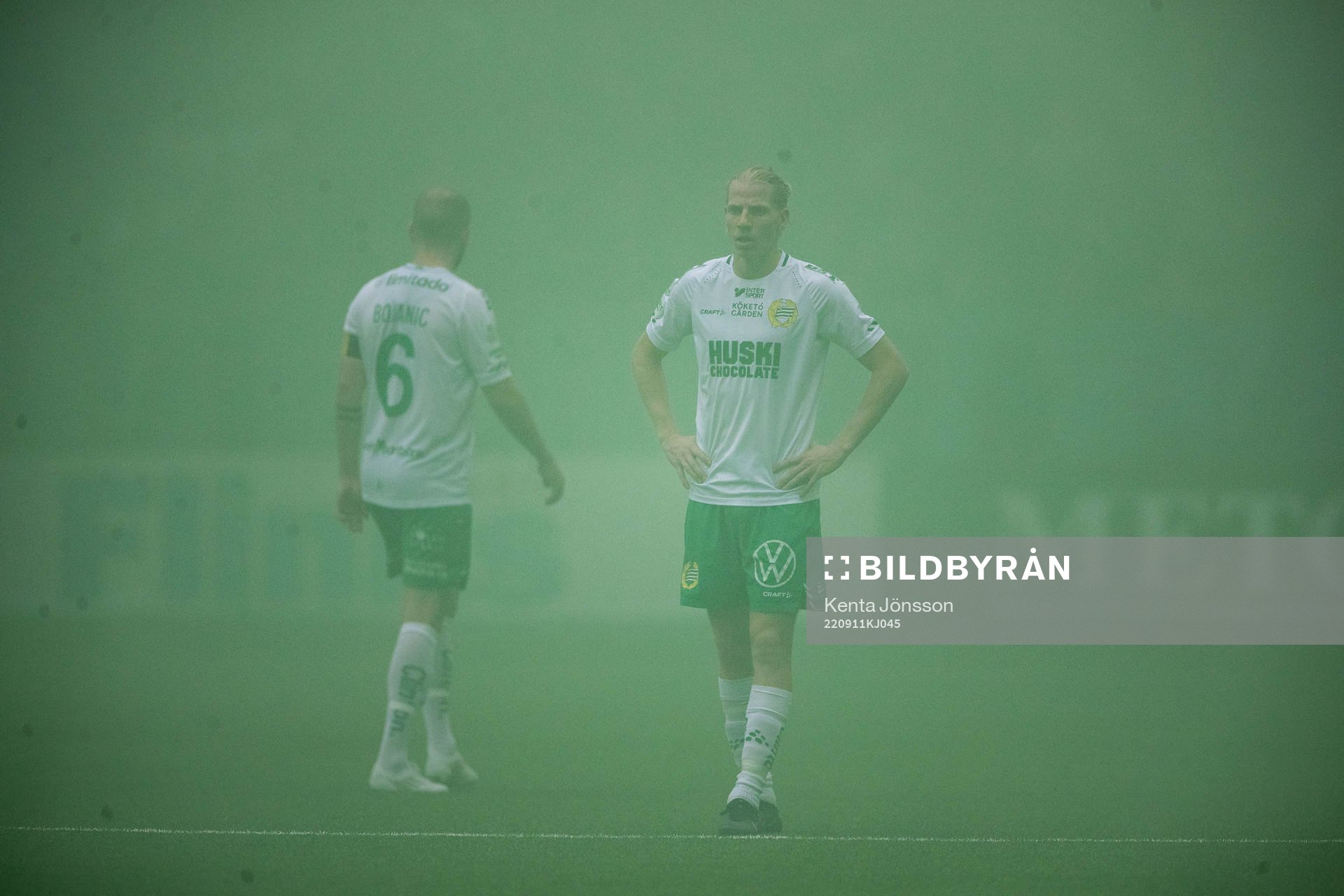 Hammarbys Gustav Ludwigson under spelavbrott på grund av rök under fotbollsmatchen i Allsvenskan mellan Hammarby och Djurgården den 11 september 2022 i Stockholm.