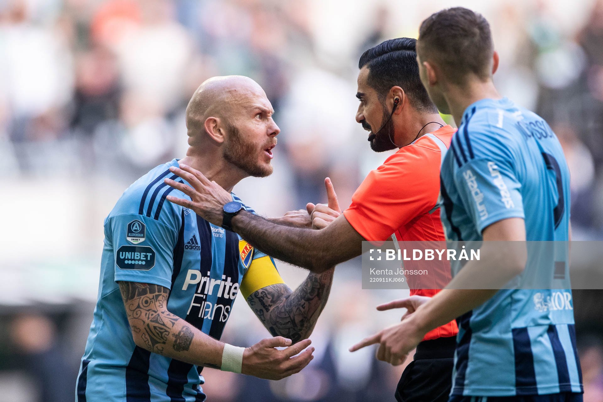 Djurgårdens Magnus Eriksson reagerar på domslut av Domare