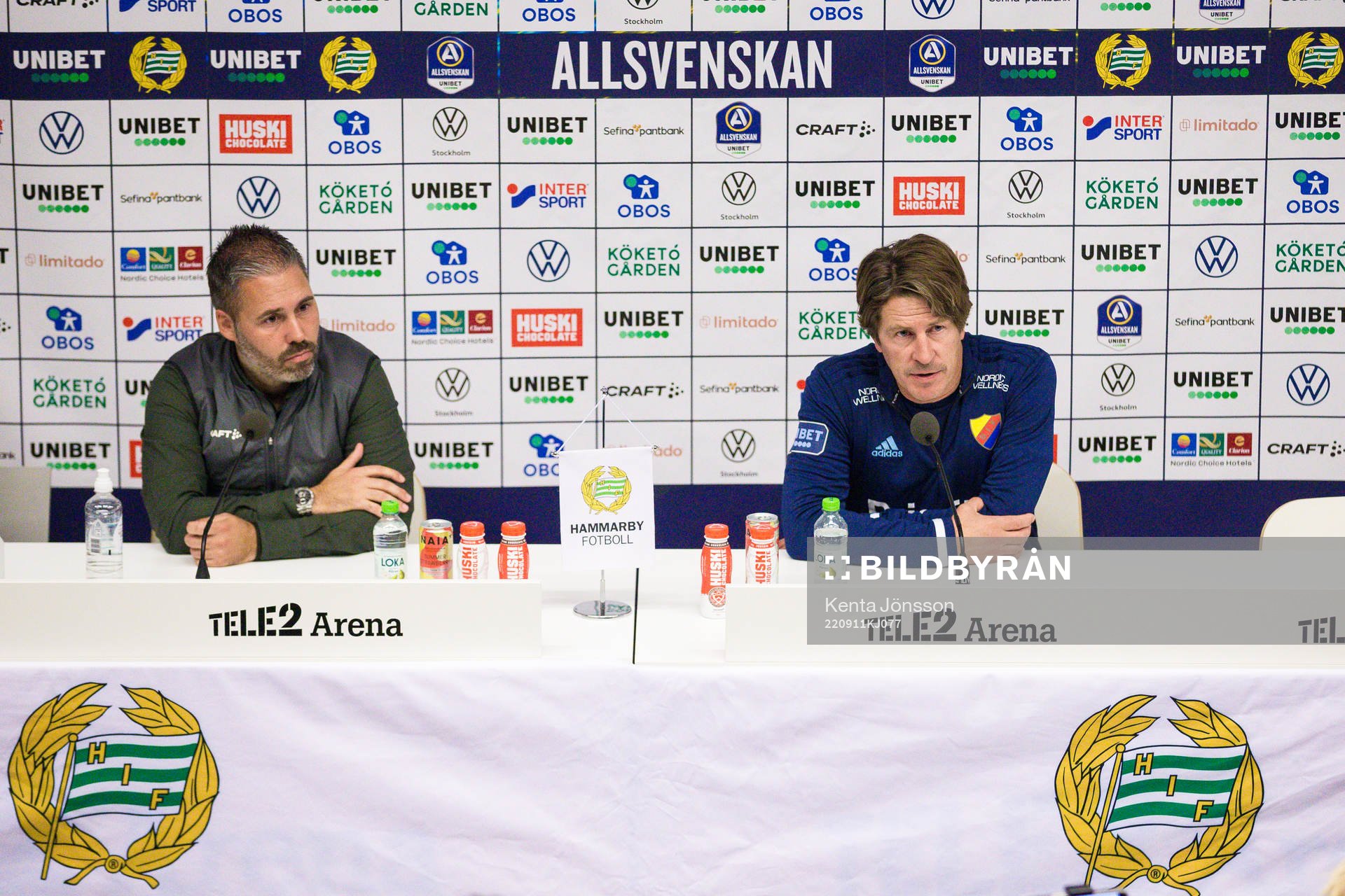Hammarbys tränare Martí Cifuentes och Djurgårdens tränare Thomas Lagerlöf under presskonferensen efter fotbollsmatchen i Allsvenskan mellan Hammarby och Djurgården den 11 september 2022 i Stockholm.