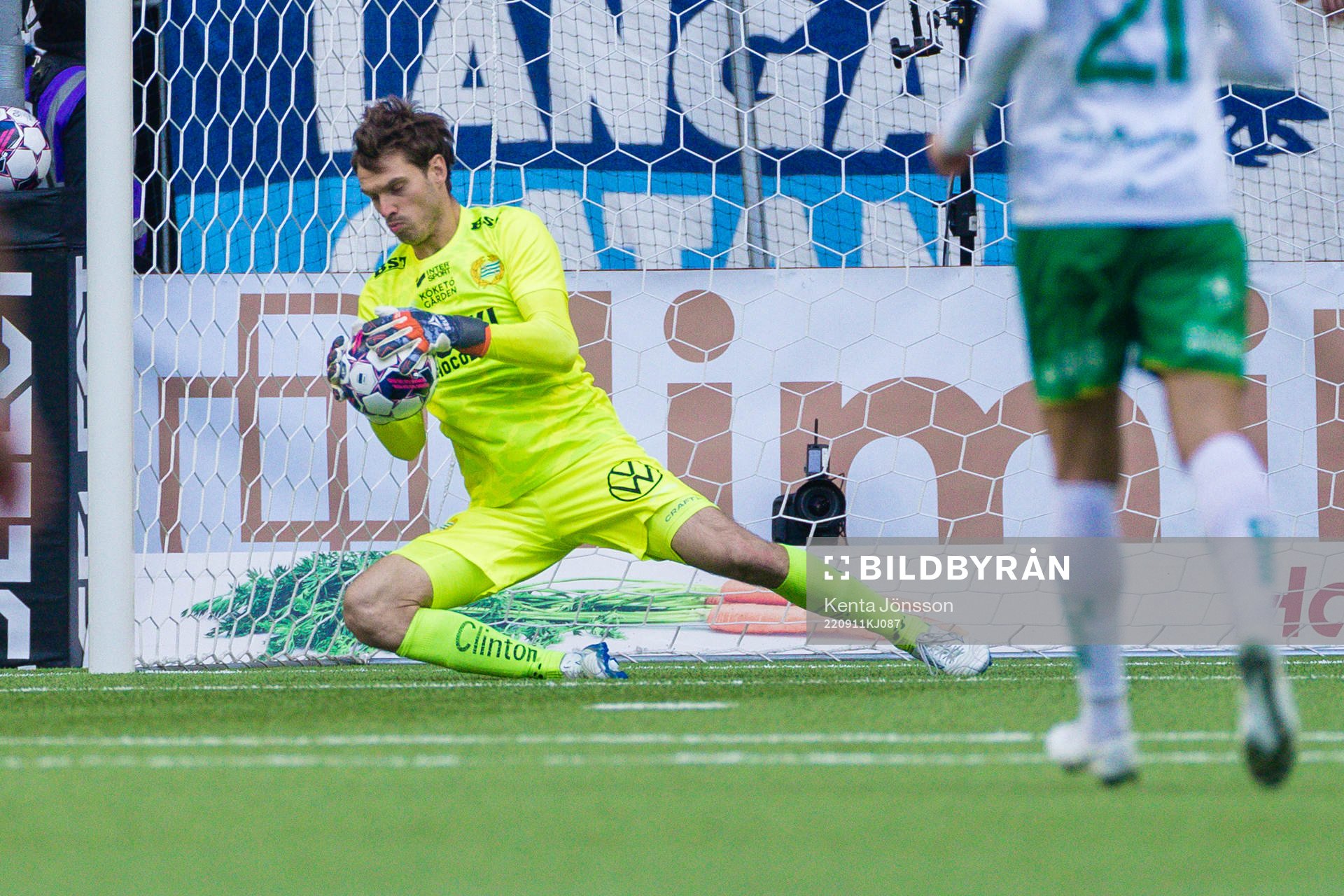 Hammarbys målvakt Davor Blazevic med en räddning