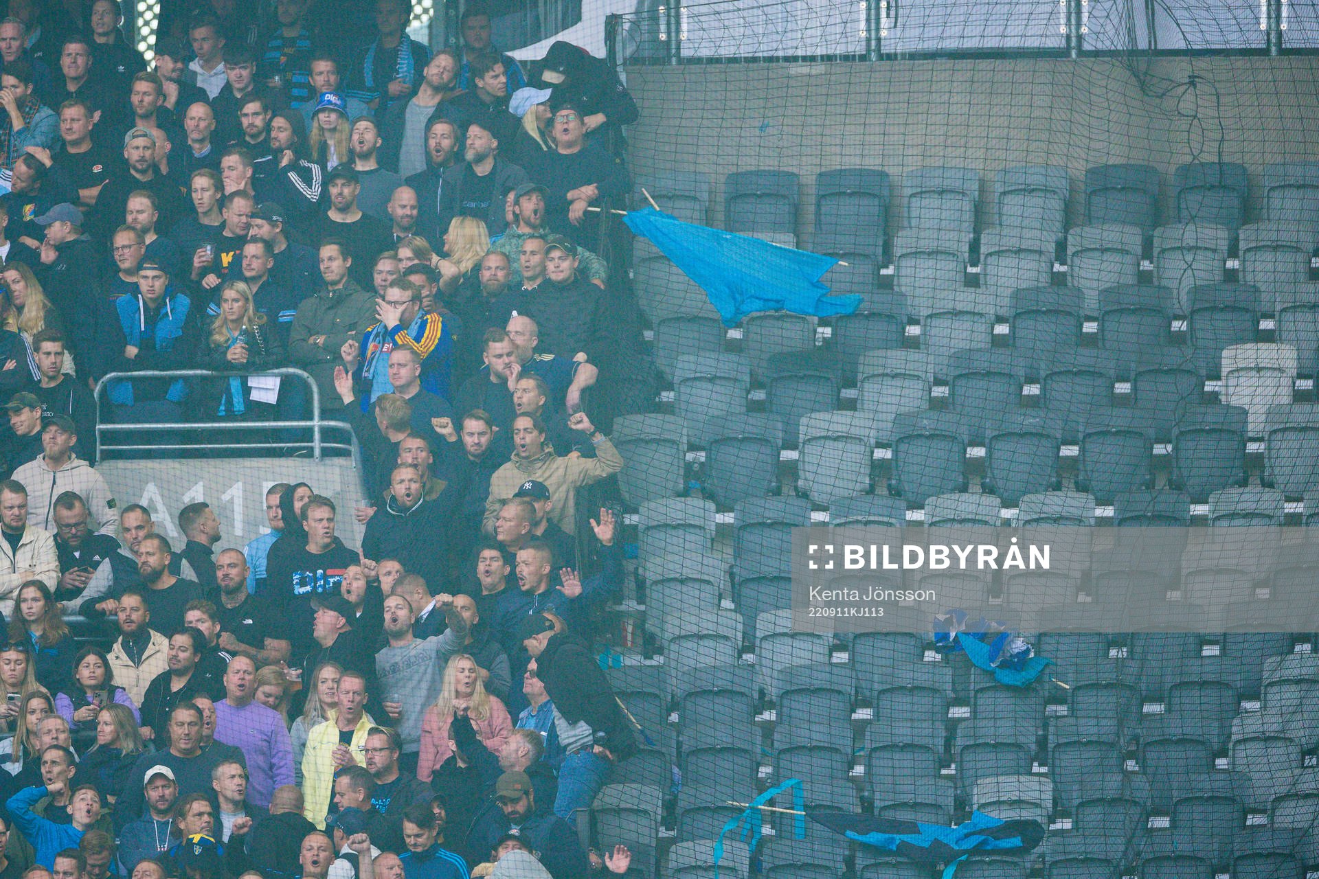 Djurgårdens supportrar vid tom läktarsektion dunder