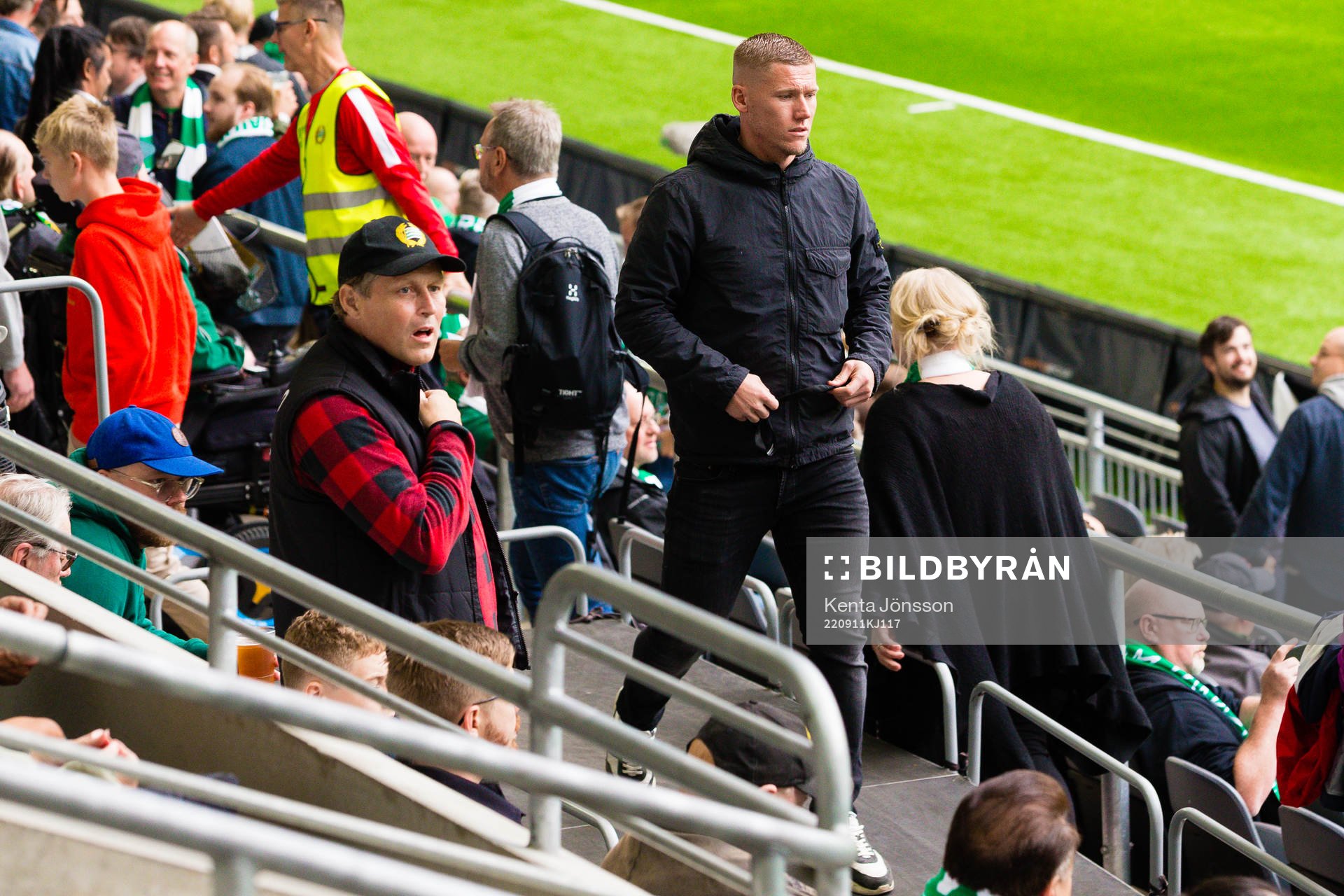 Djurgårdens Victor Edvardsen på läktaren