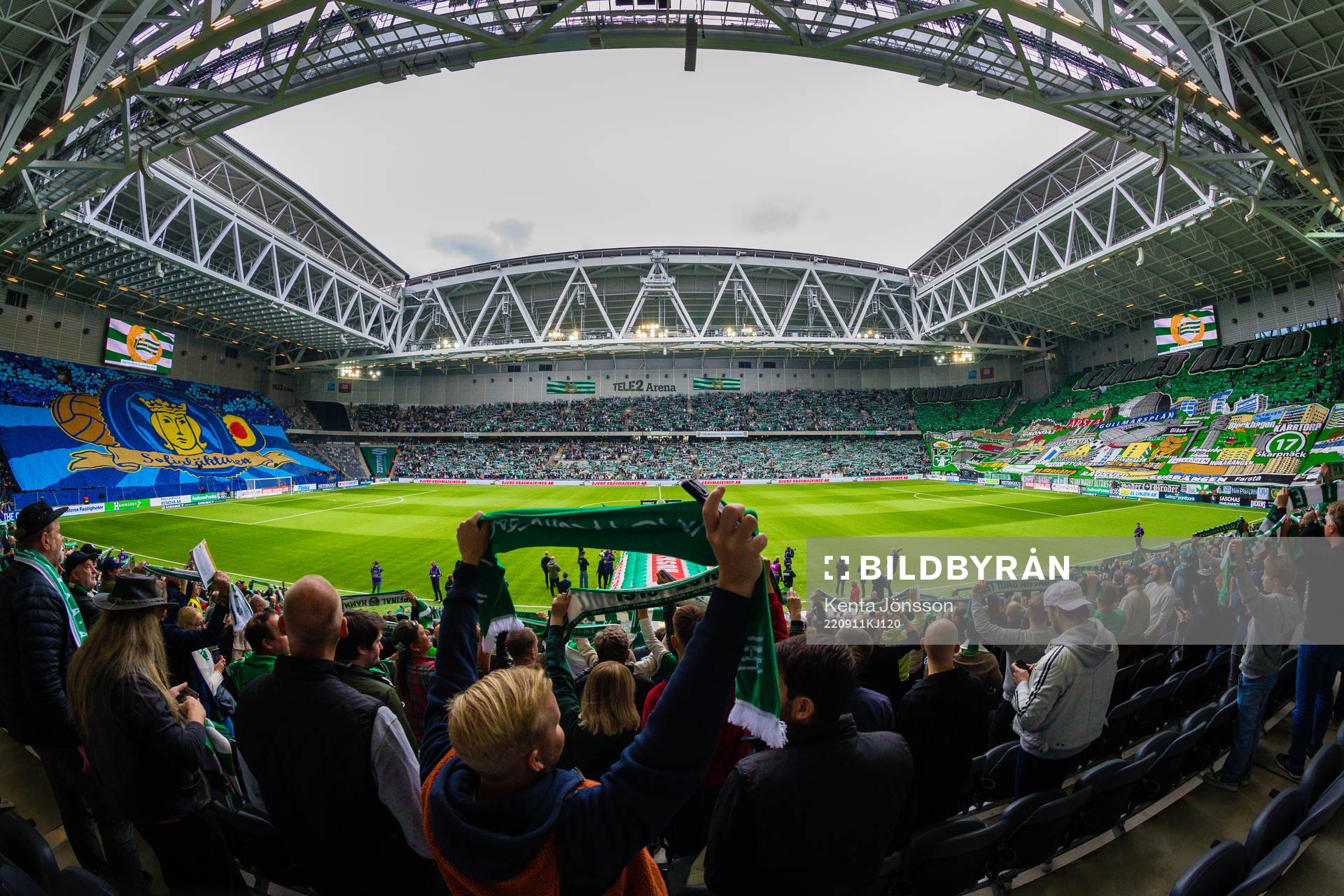 Tele2 Arena med tifo av Djurgårdens och Hammarbys
