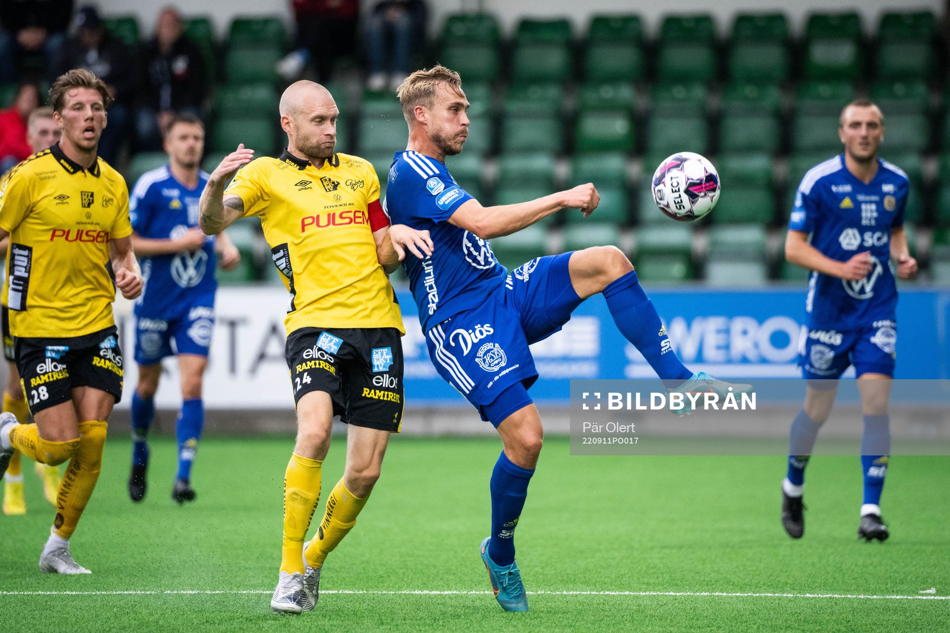 Elfsborgs Johan Larsson och GIF Sundsvalls Pontus Engblom under fotbollsmatchen i Allsvenskan mellan GIF Sundsvall och Elfsborg den 11 september 2022 i Sundsvall.
