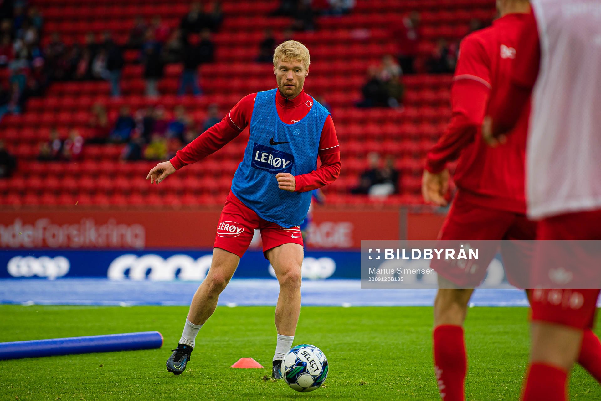 Sivert Heltne Nilsen of Brann warms up