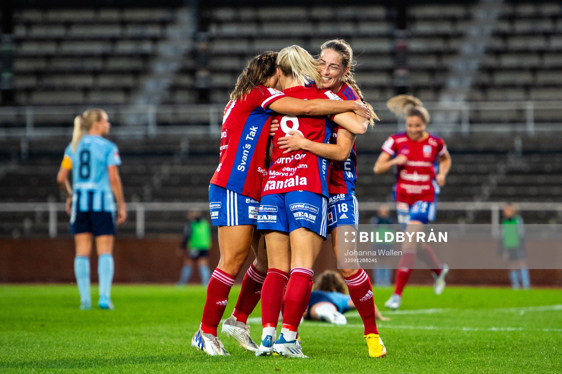 Vittsjös Jutta Rantala jublar med lagkamrater