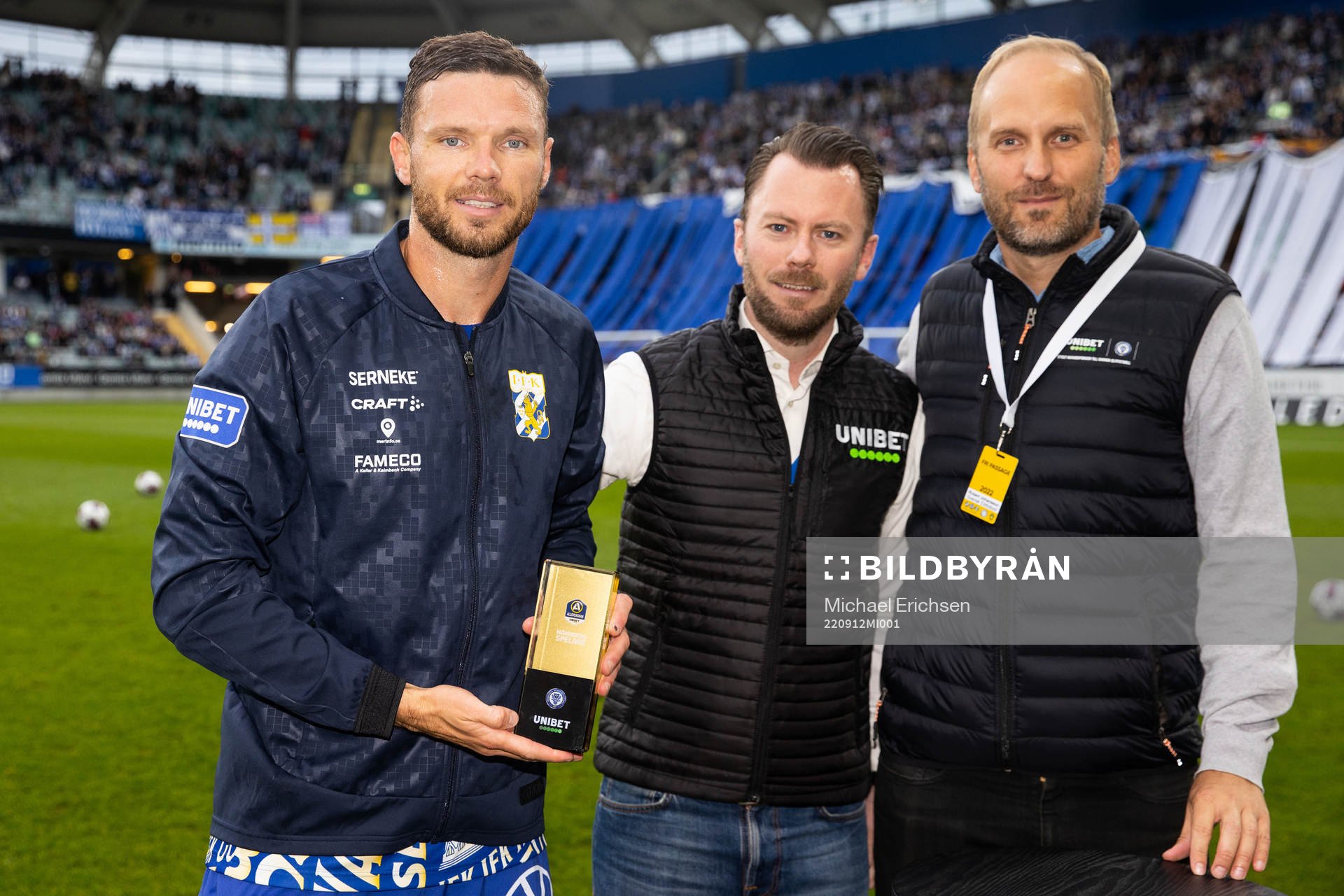 IFK Göteborgs Marcus Berg tar emot pris för Månadens