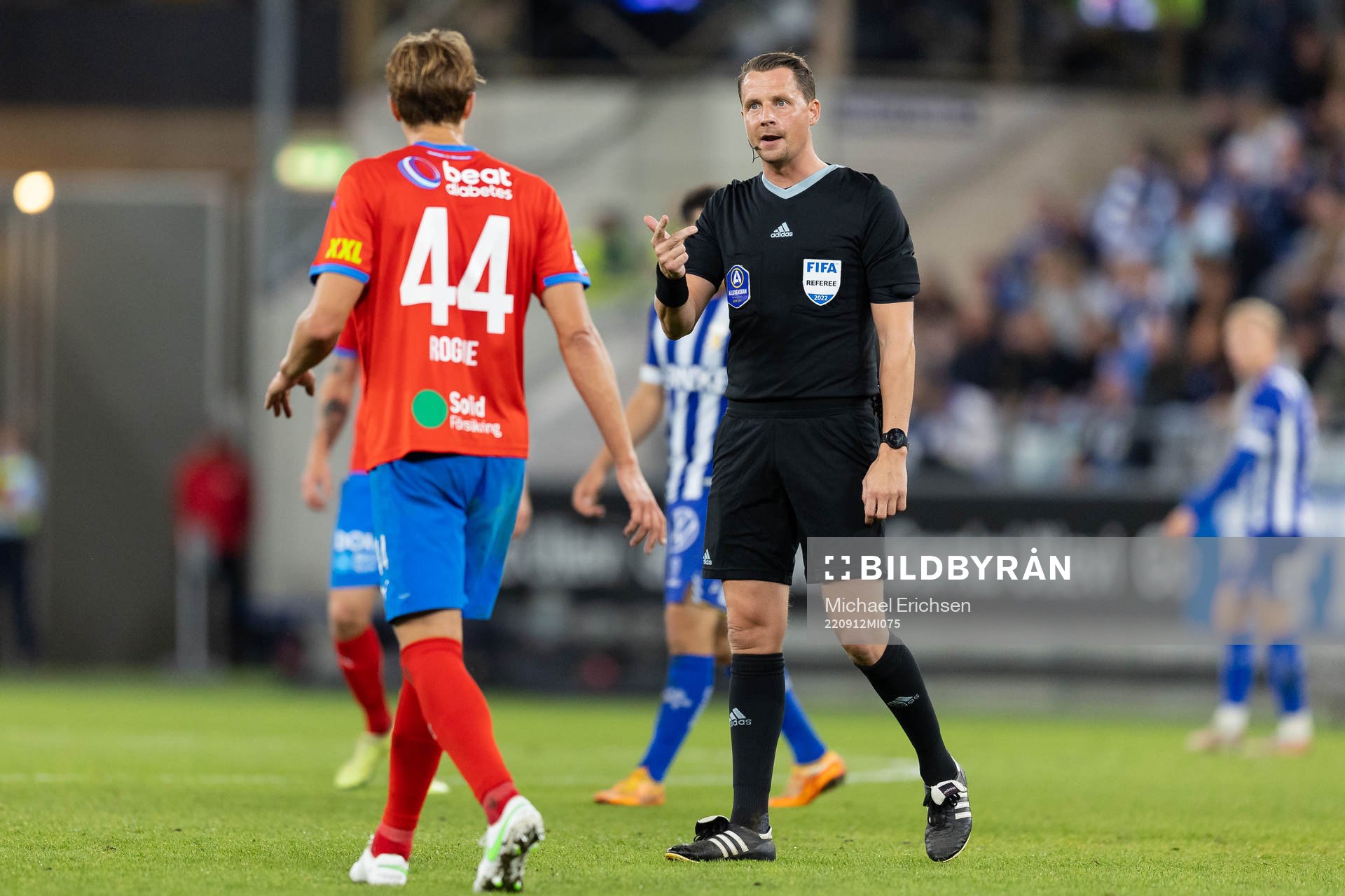 Helsingborgs Thomas Rogne och domare Andreas Ekberg