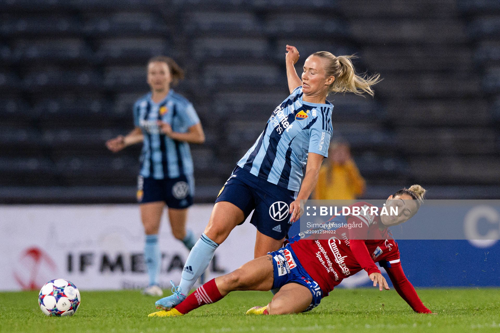 Djurgårdens Tove Almqvist och Vittsjös Katrina Gorry under fotbollsmatchen i Damallsvenskan mellan Djurgården och Vittsjö den 12 september 2022 i Stockholm.