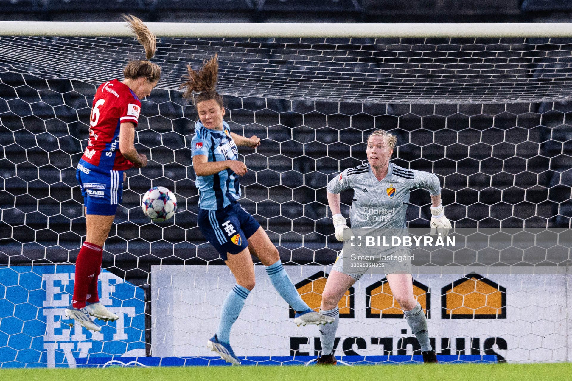 Djurgårdens målvakt Hedvig Lindahl under fotbollsmatchen i Damallsvenskan mellan Djurgården och Vittsjö den 12 september 2022 i Stockholm.
