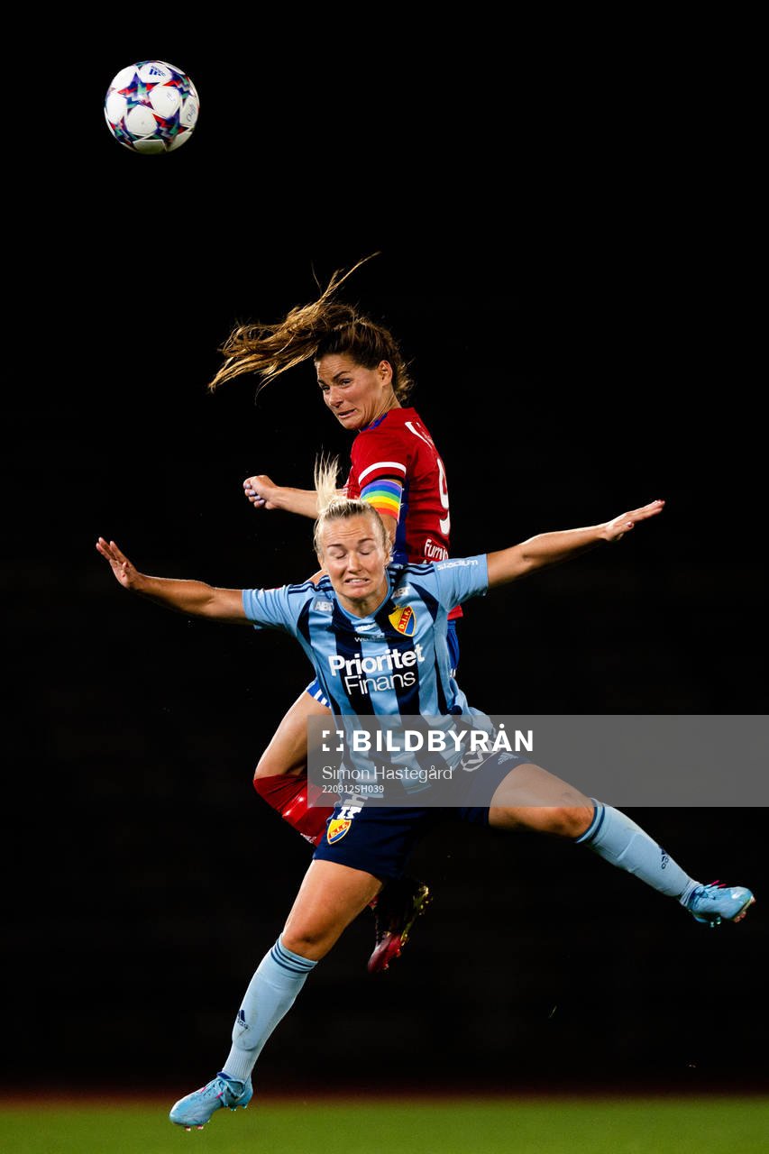 Djurgårdens Tove Almqvist och Vittsjös Elisabet Klinga under fotbollsmatchen i Damallsvenskan mellan Djurgården och Vittsjö den 12 september 2022 i Stockholm.