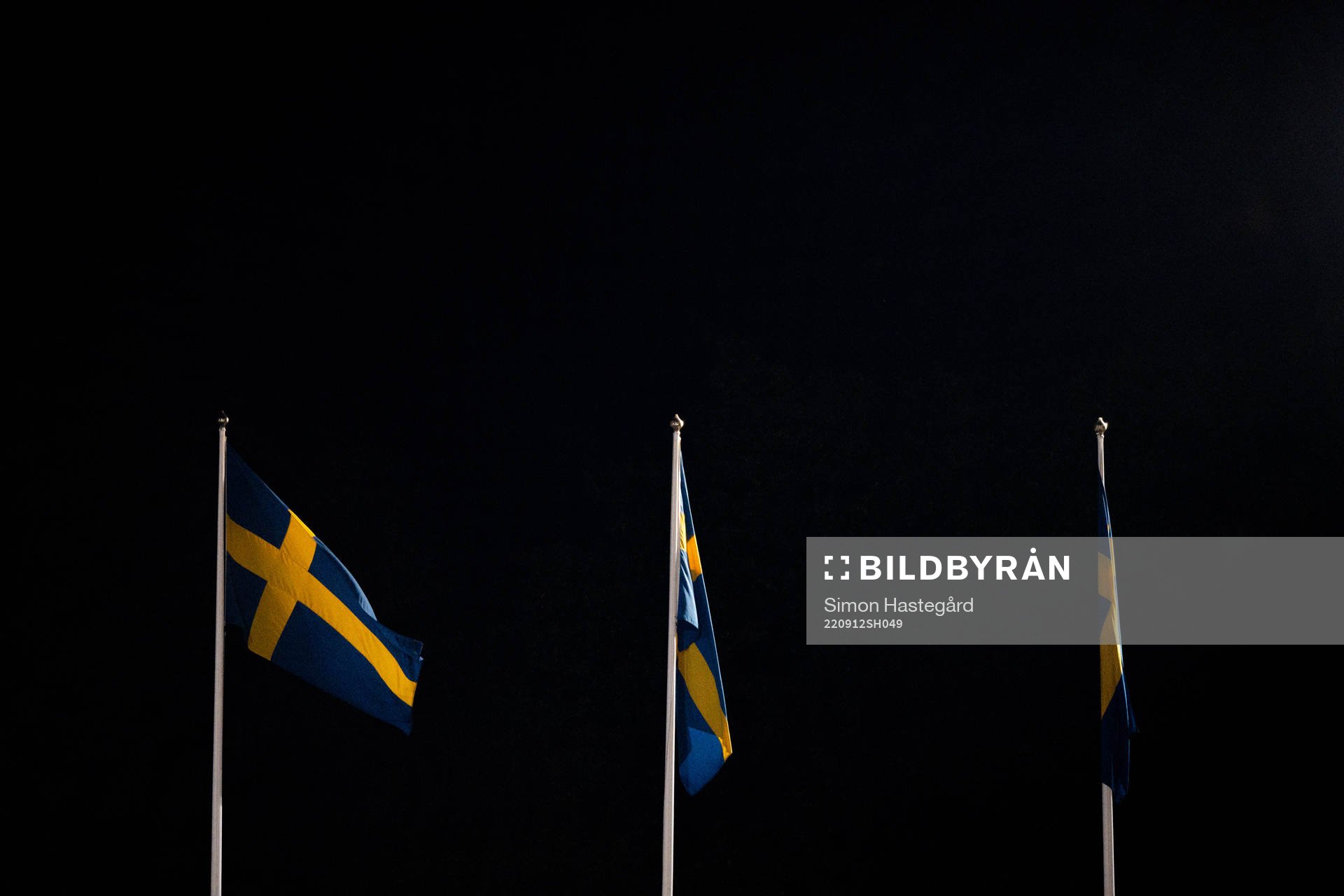 Svenska flaggor under fotbollsmatchen i Damallsvenskan mellan Djurgården och Vittsjö den 12 september 2022 i Stockholm. 