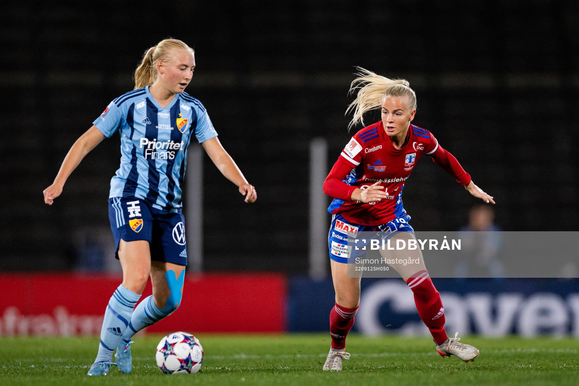 Djurgårdens Stinalisa Johansson och Vittsjös Moa Karlsson under fotbollsmatchen i Damallsvenskan mellan Djurgården och Vittsjö den 12 september 2022 i Stockholm.