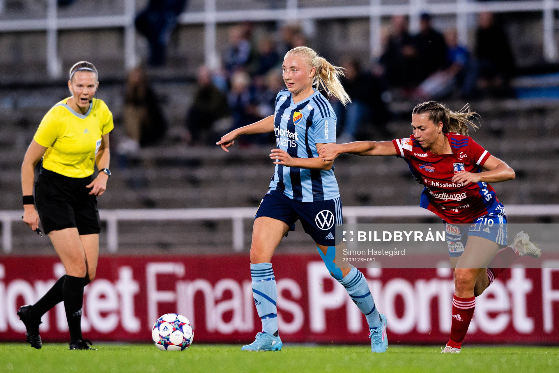 Djurgårdens Stinalisa Johansson och Vittsjös Sarah Stratigakis under fotbollsmatchen i Damallsvenskan mellan Djurgården och Vittsjö den 12 september 2022 i Stockholm.