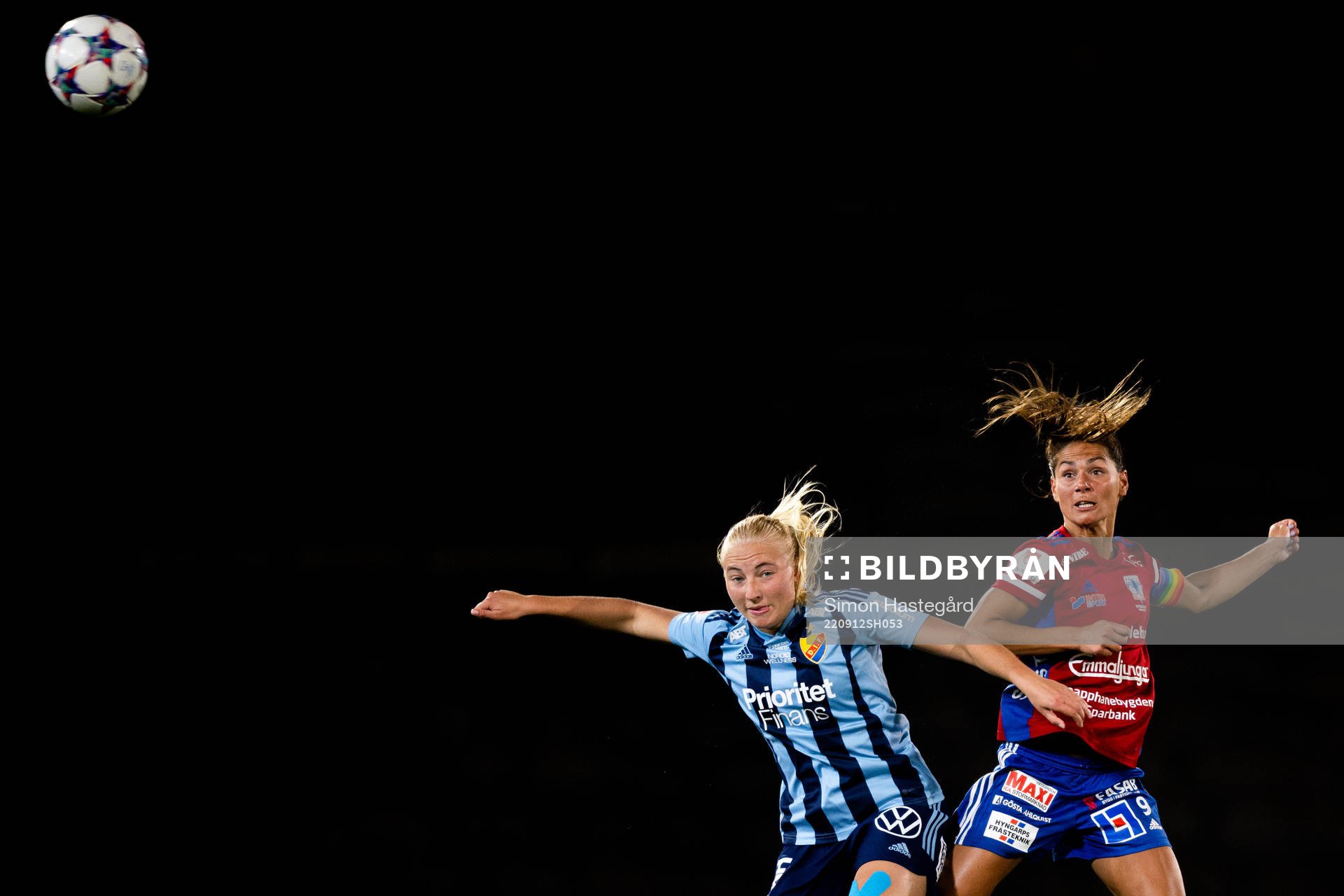 Djurgårdens Stinalisa Johansson och Vittsjös Elisabet Klinga under fotbollsmatchen i Damallsvenskan mellan Djurgården och Vittsjö den 12 september 2022 i Stockholm.