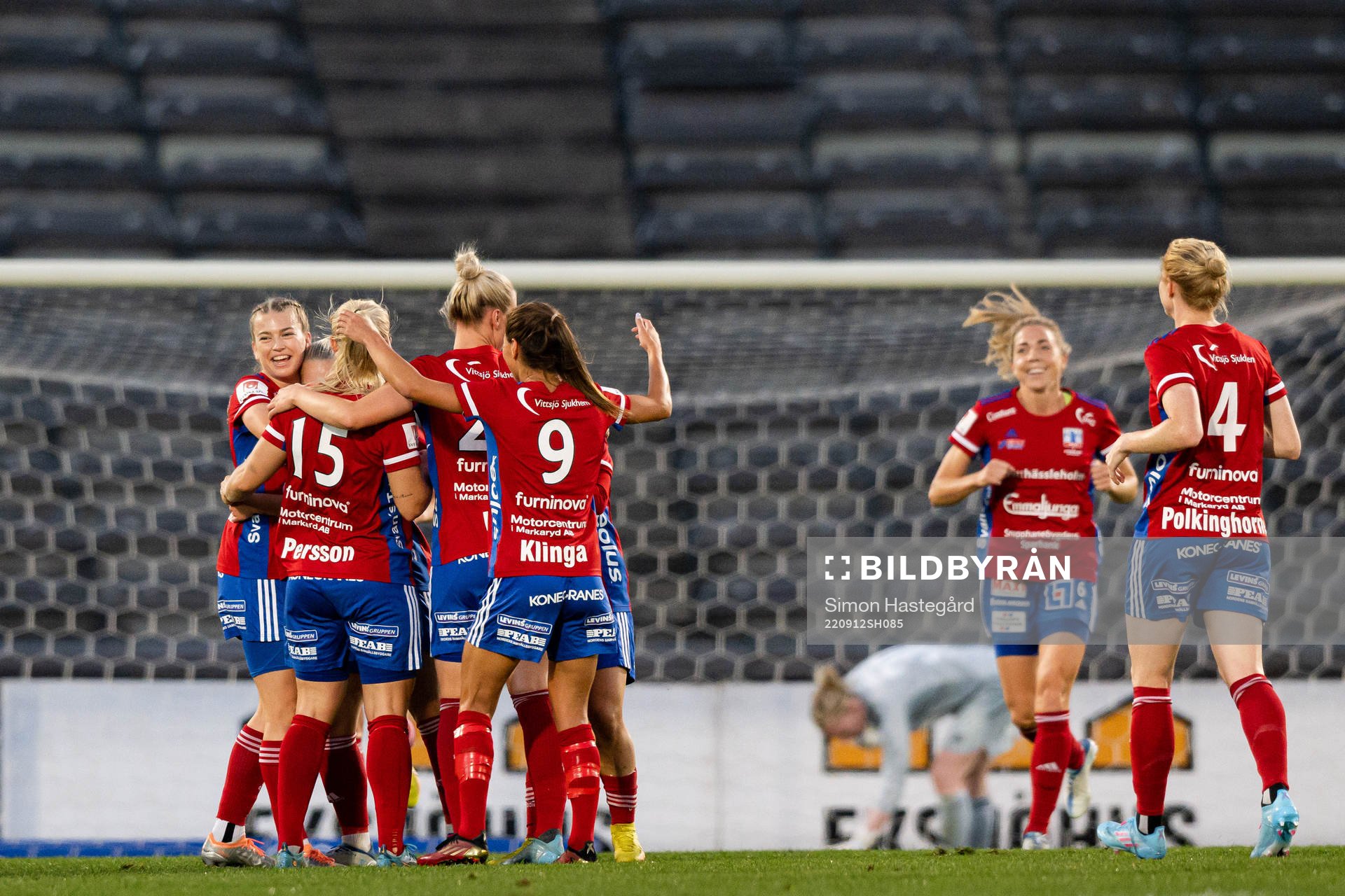 Vittsjös spelare jublar med Jutta Rantala