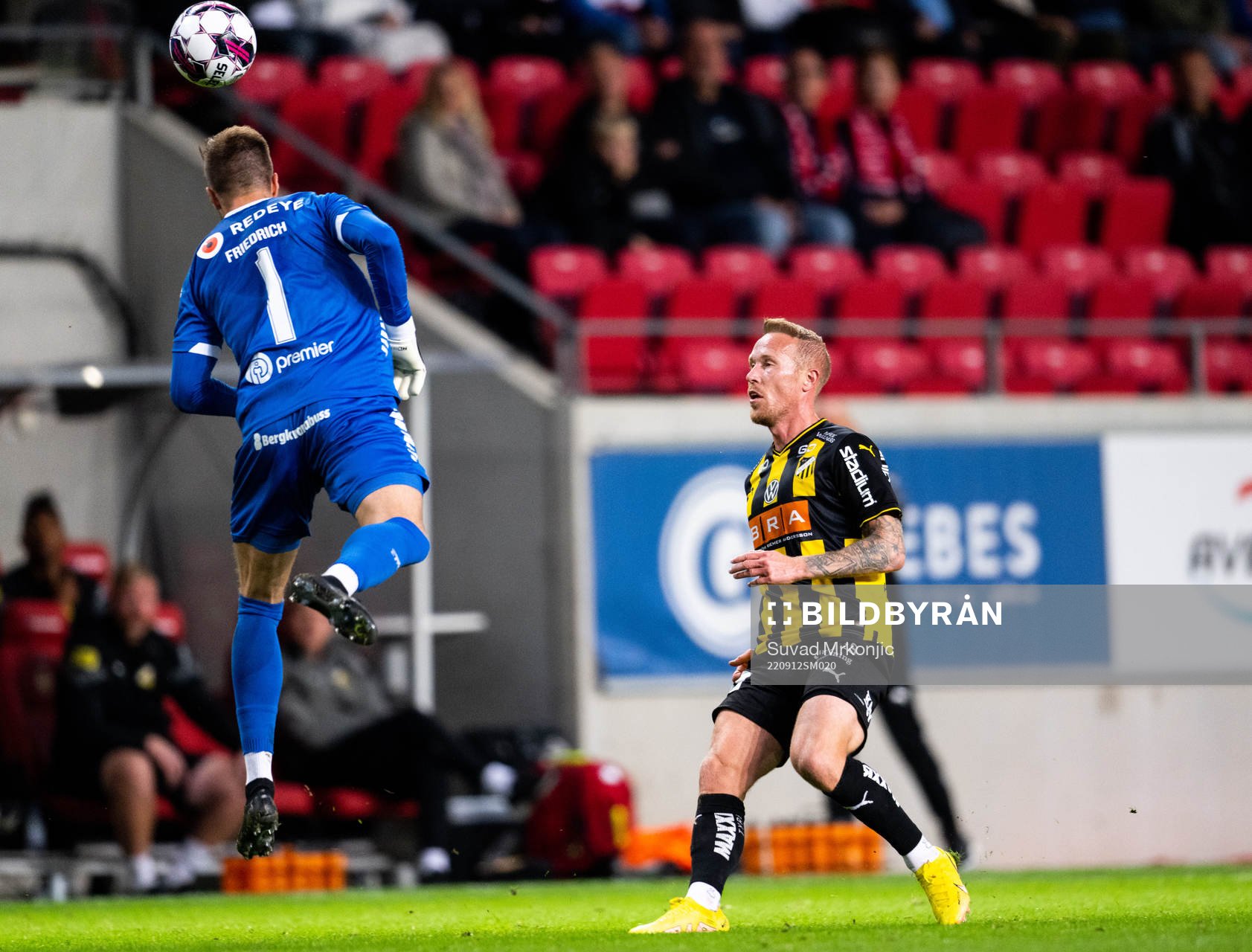 Kalmars målvakt Ricardo Friedrich och Häckens Mikkel Rygaard Jensen under fotbollsmatchen i Allsvenskan mellan Kalmar och Häcken den 12 september 2022 i Kalmar.