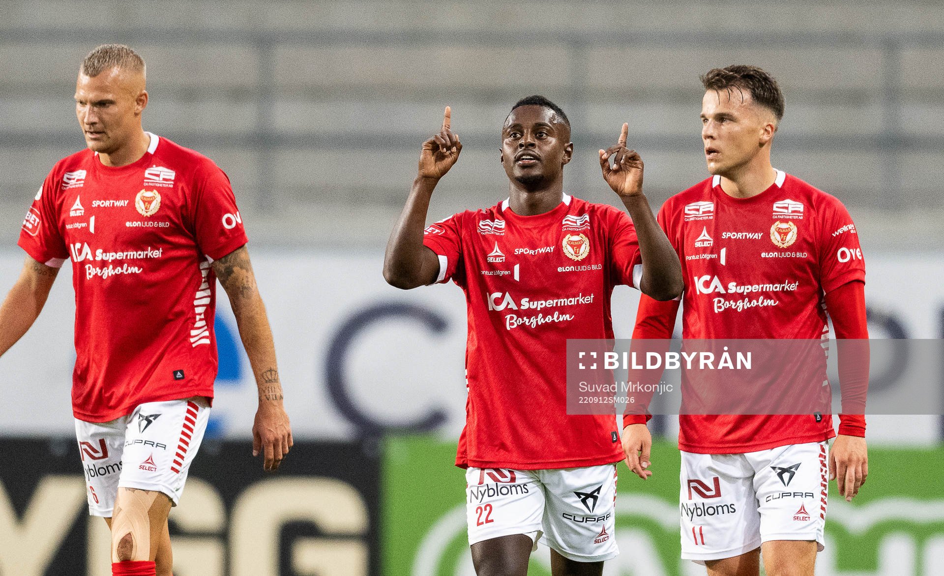 Kalmars Nahom Girmai Netabay jublar med Rasmus Sjöstedt