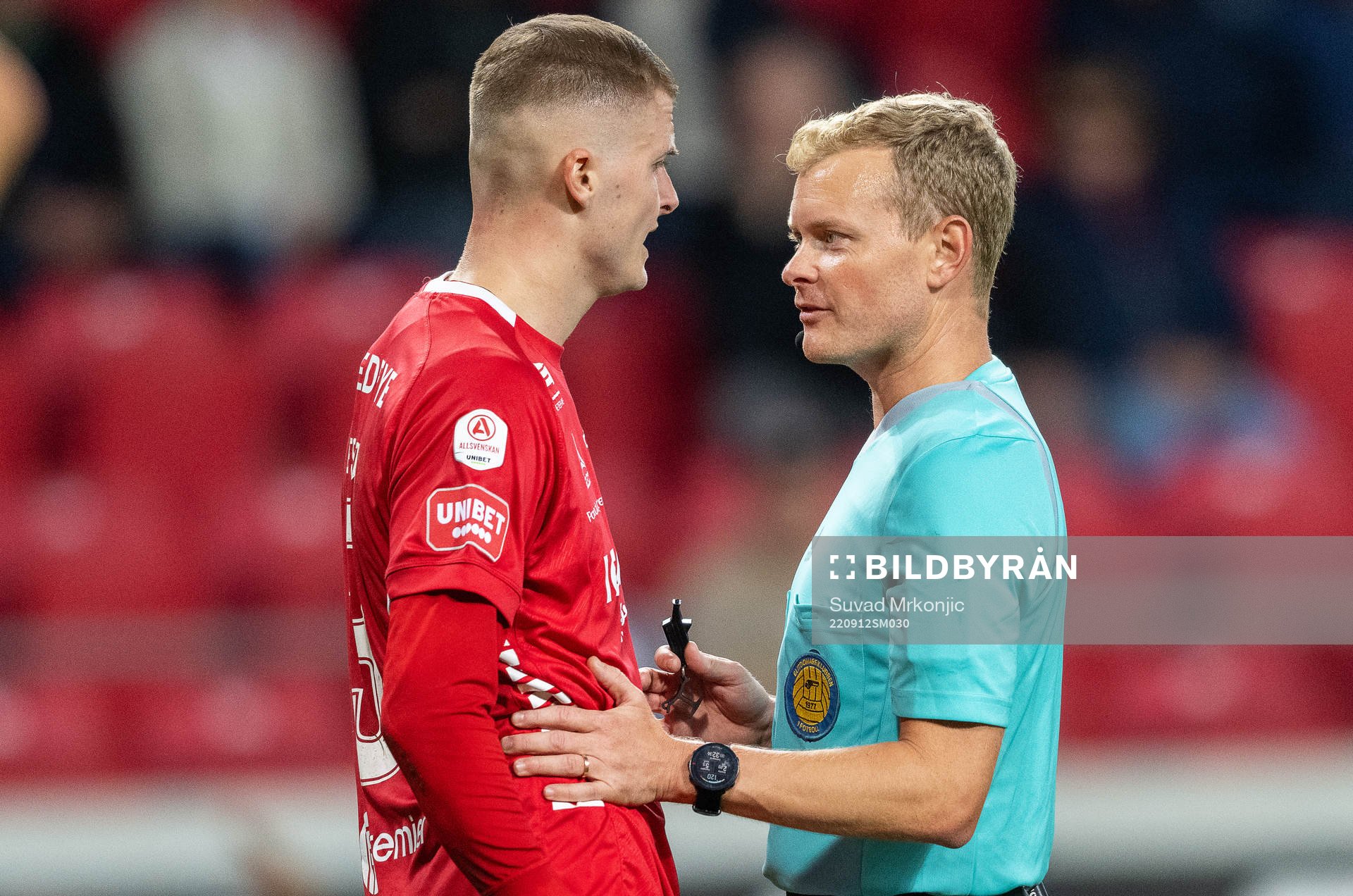 Domare Fredrik Klitte och Kalmars Davíd Kristján Ólafsson