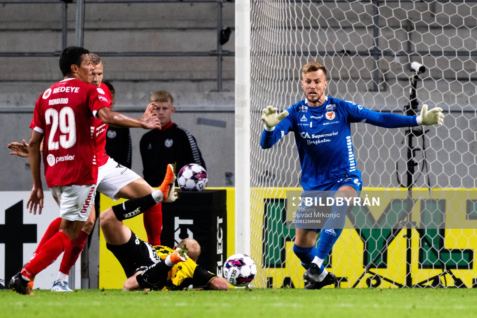 Häckens Mikkel Rygaard Jensen och Kalmars målvakt Ricardo
