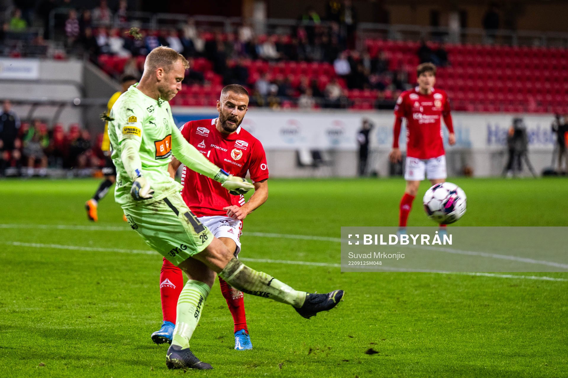 Häckens målvakt Peter Abrahamsson och Kalmars Filip Sachpekidis under fotbollsmatchen i Allsvenskan mellan Kalmar och Häcken den 12 september 2022 i Kalmar.