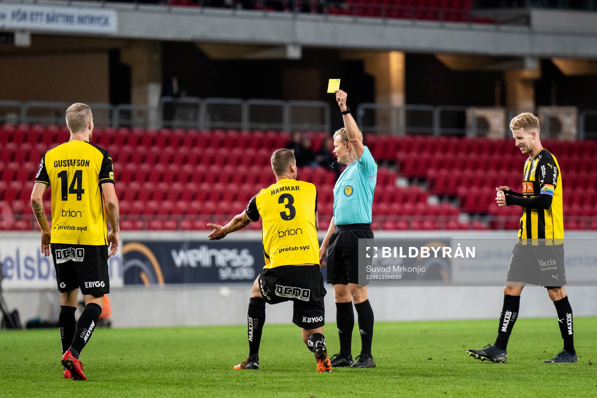 Domare Fredrik Klitte delar ut en varning till Häckens