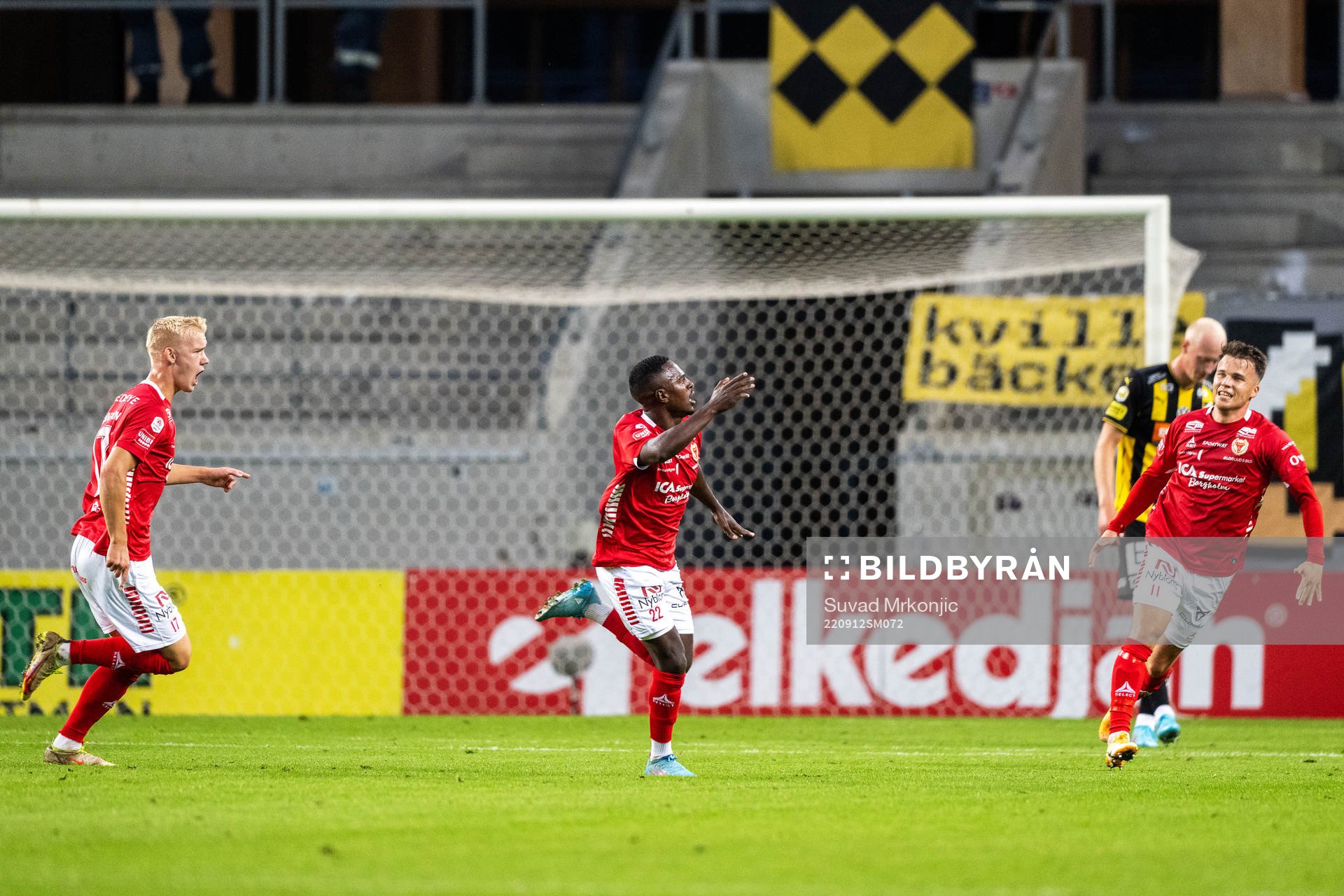 Kalmars Nahom Girmai Netabay jublar med Carl Gustafsson och