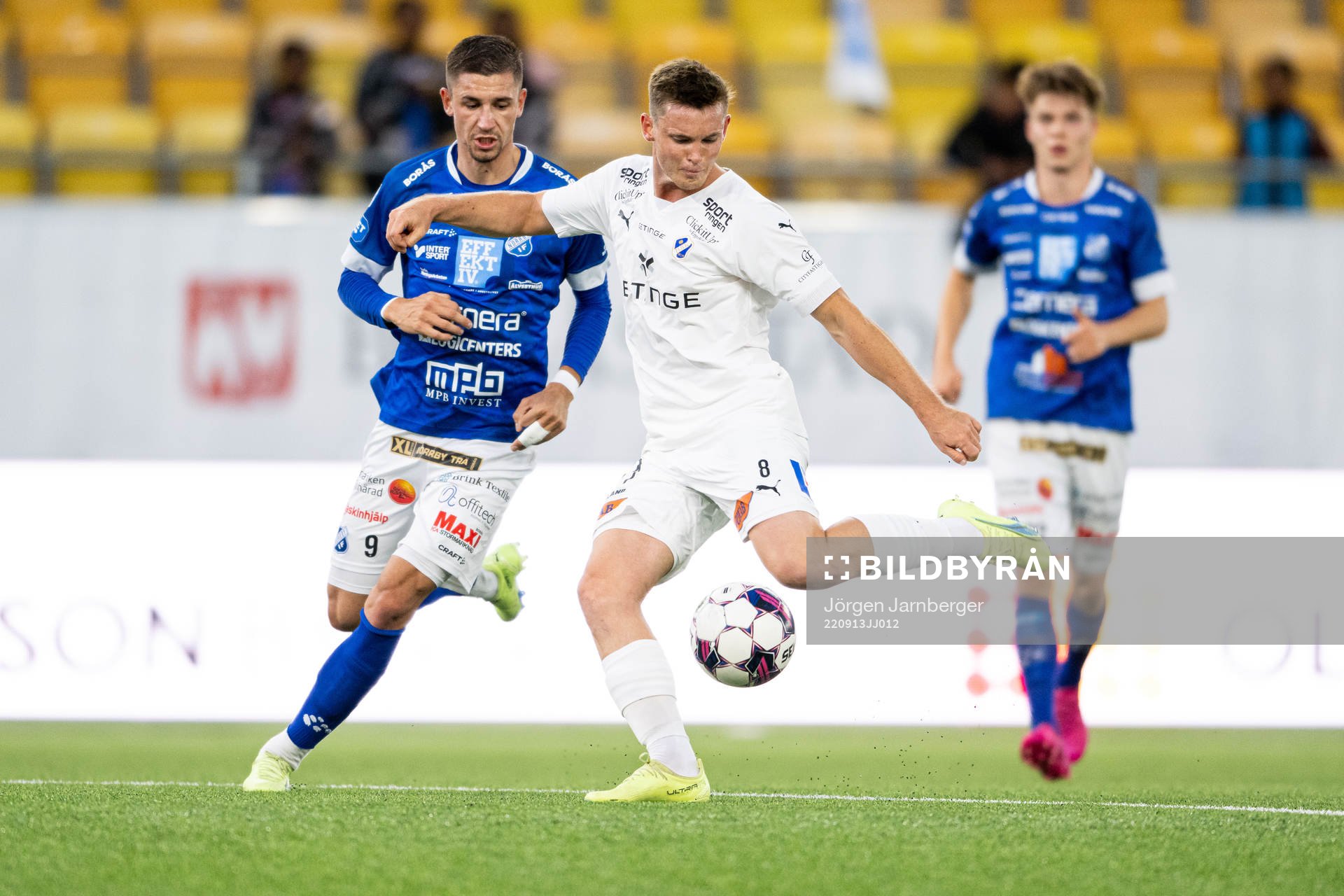 Norrbys Melvin Andersson och Halmstads Jonathan Svedberg under fotbollsmatchen i Superettan mellan Norrby och Halmstad den 13 september 2022 i Borås.