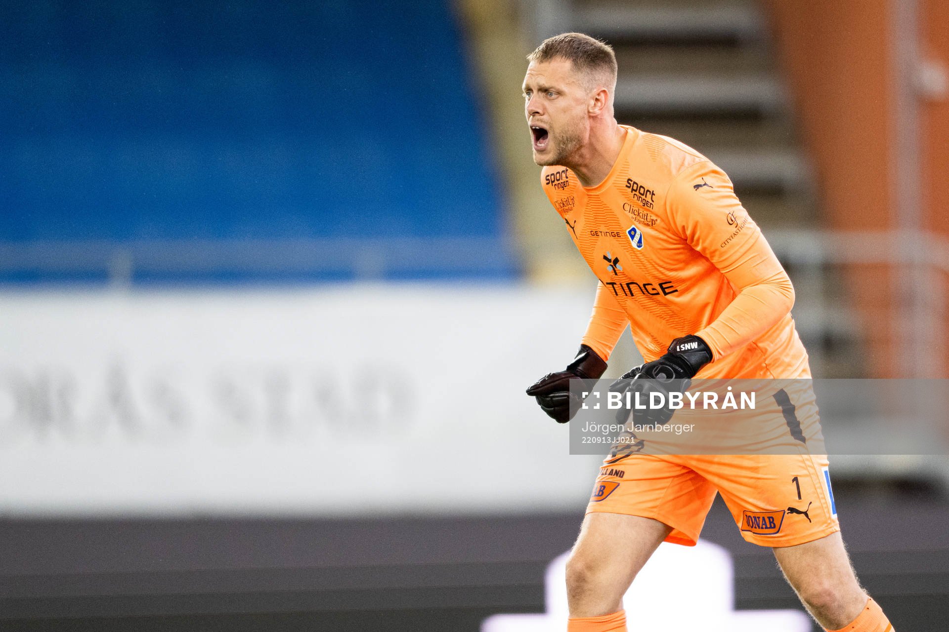 Halmstads målvakt Malkolm Nilsson Säfqvist under fotbollsmatchen i Superettan mellan Norrby och Halmstad den 13 september 2022 i Borås. 