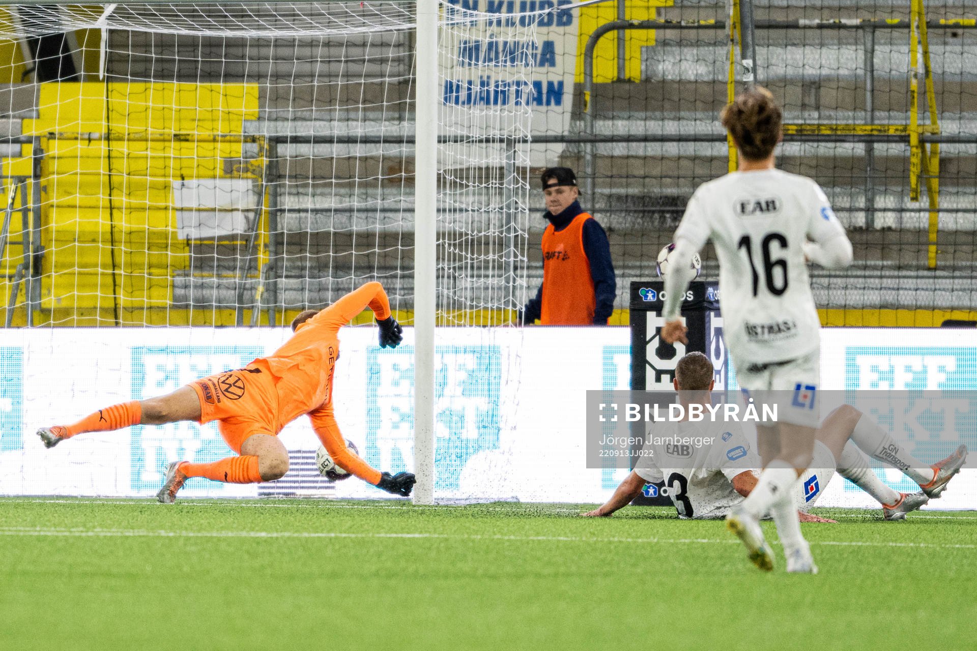 Halmstads målvakt Malkolm Nilsson Säfqvist ser bollen gå