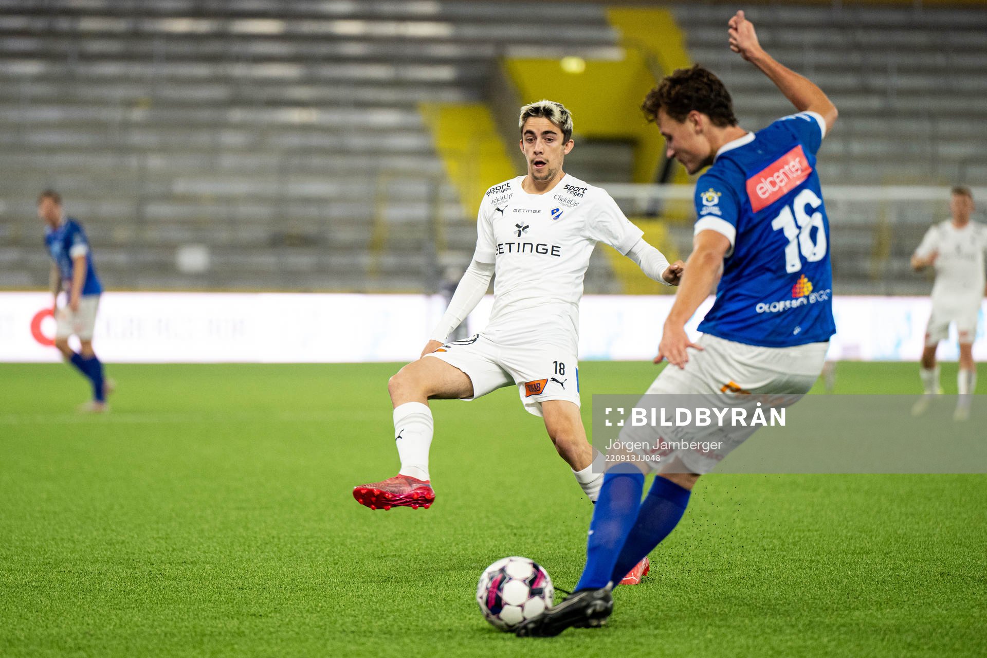 Halmstads Emil Tot Wikström och Norrbys Alexander Salo under fotbollsmatchen i Superettan mellan Norrby och Halmstad den 13 september 2022 i Borås.