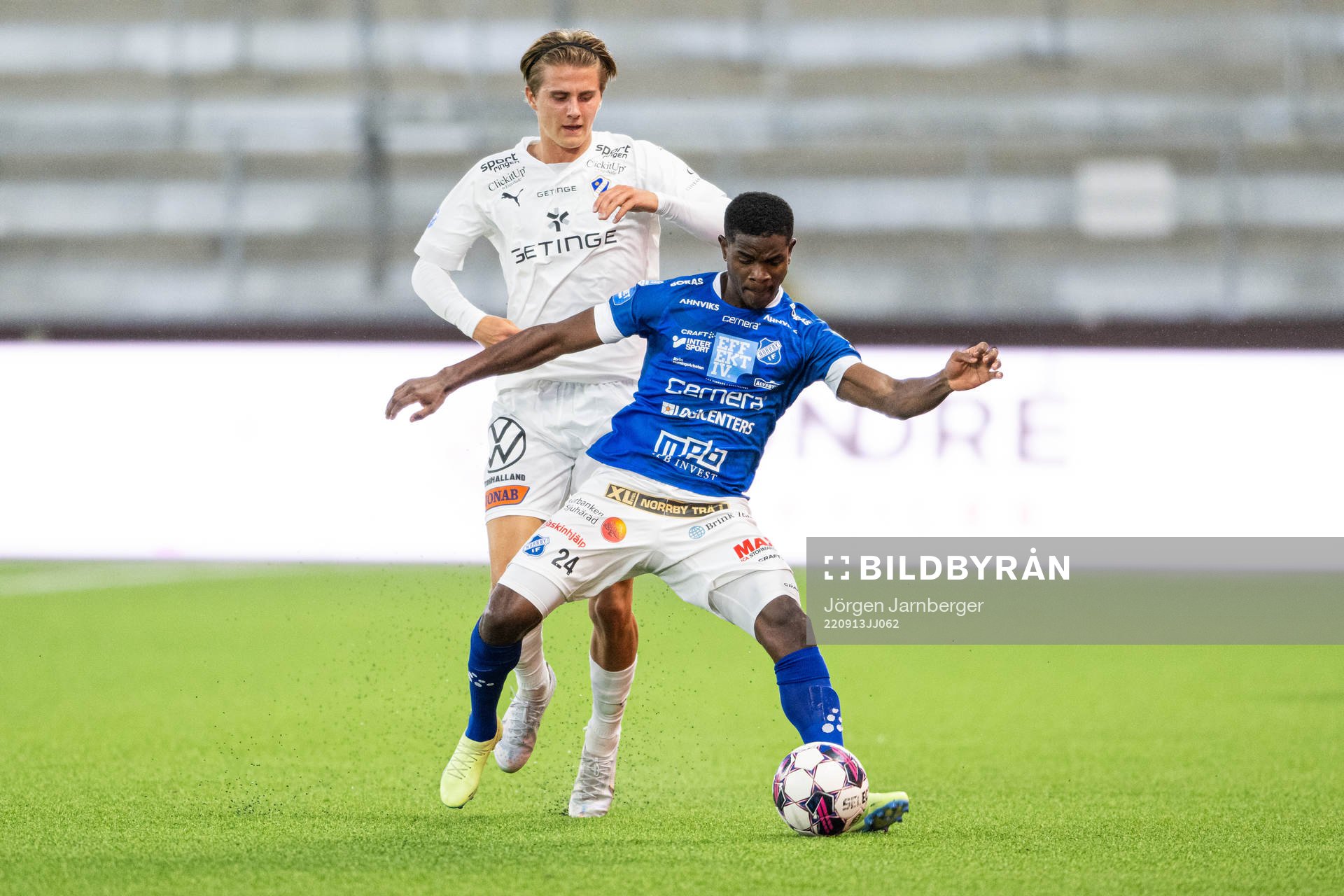 Halmstads Erik Ahlstrand och Norrbys Jaheem Burke under fotbollsmatchen i Superettan mellan Norrby och Halmstad den 13 september 2022 i Borås.