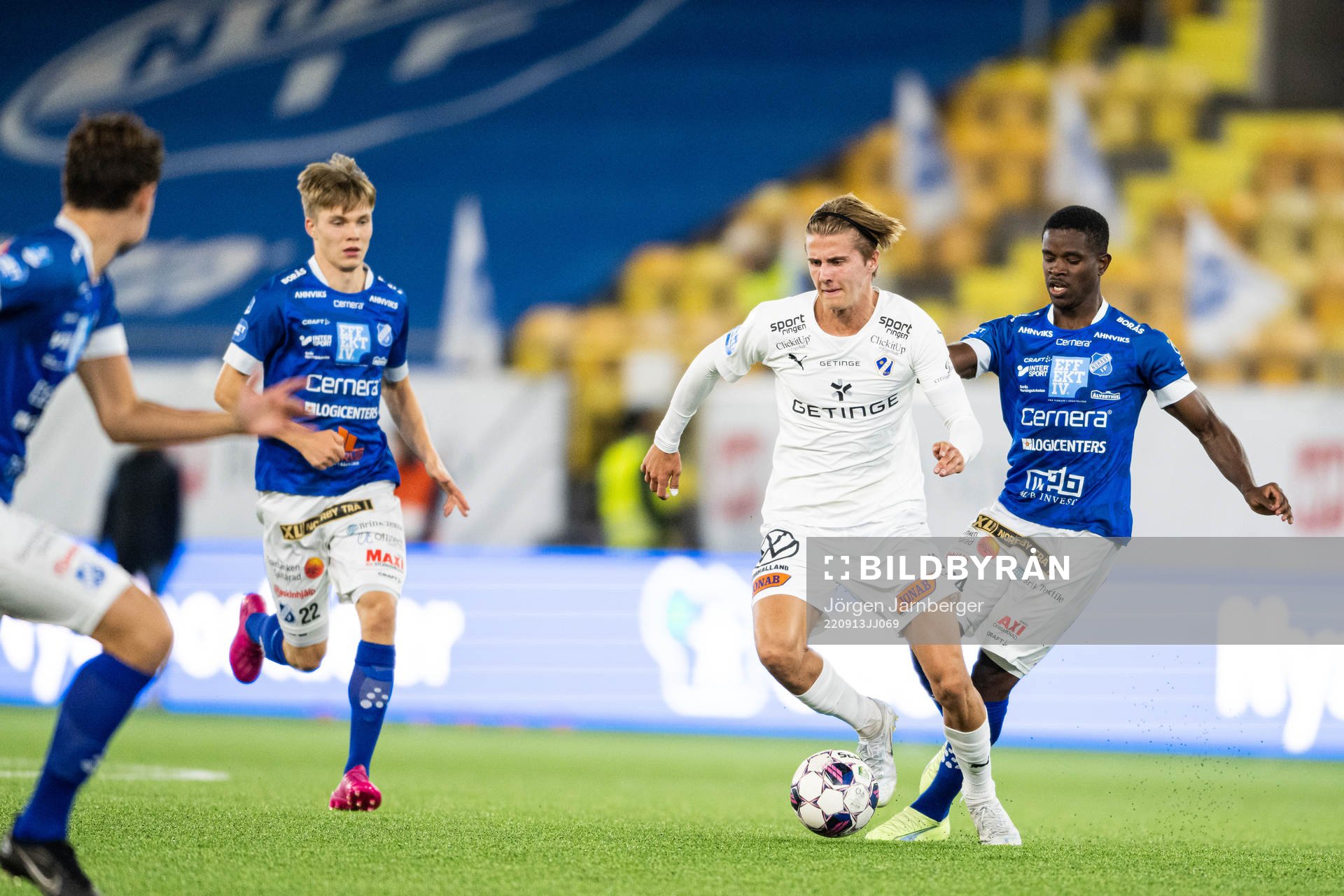 Halmstads Erik Ahlstrand och Norrbys Jaheem Burke under fotbollsmatchen i Superettan mellan Norrby och Halmstad den 13 september 2022 i Borås.
