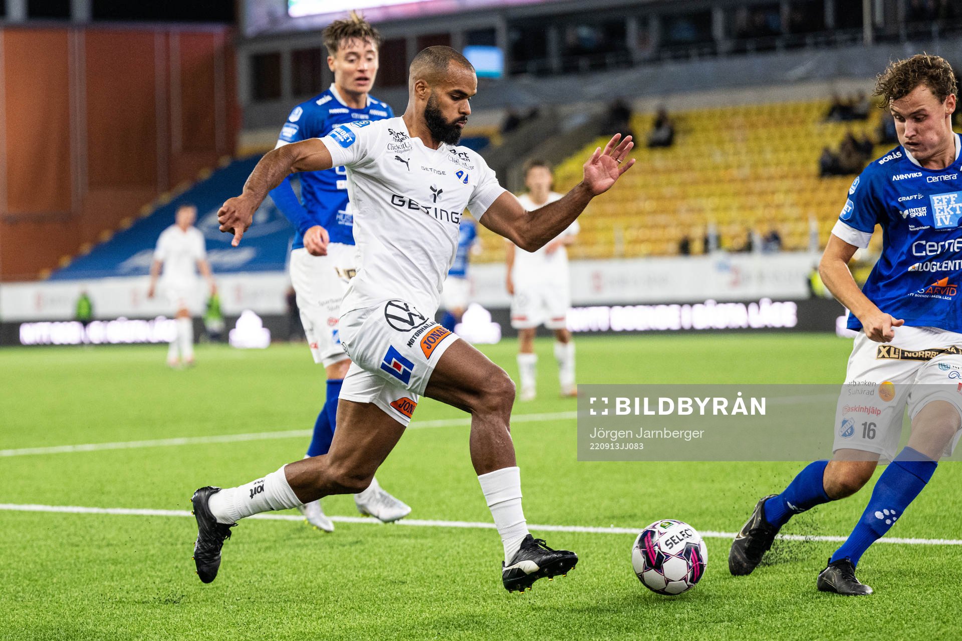 Halmstads Phil Ofosu-Ayeh och Norrbys Alexander Salo