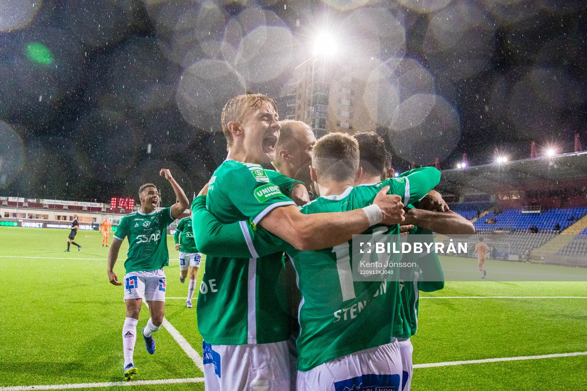 Brages Niklas Söderberg (m) jublar med Henry Sletsjöe (v)