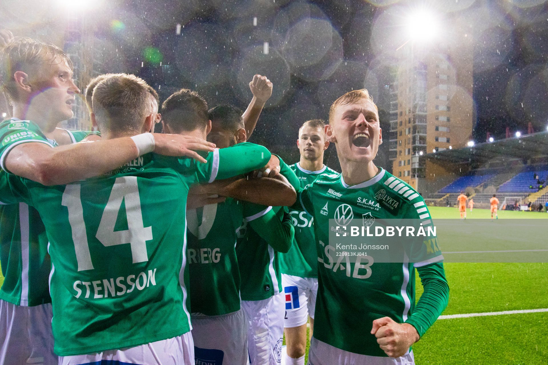 Brages Niklas Söderberg (m)  jublar med Henry Sletsjöe