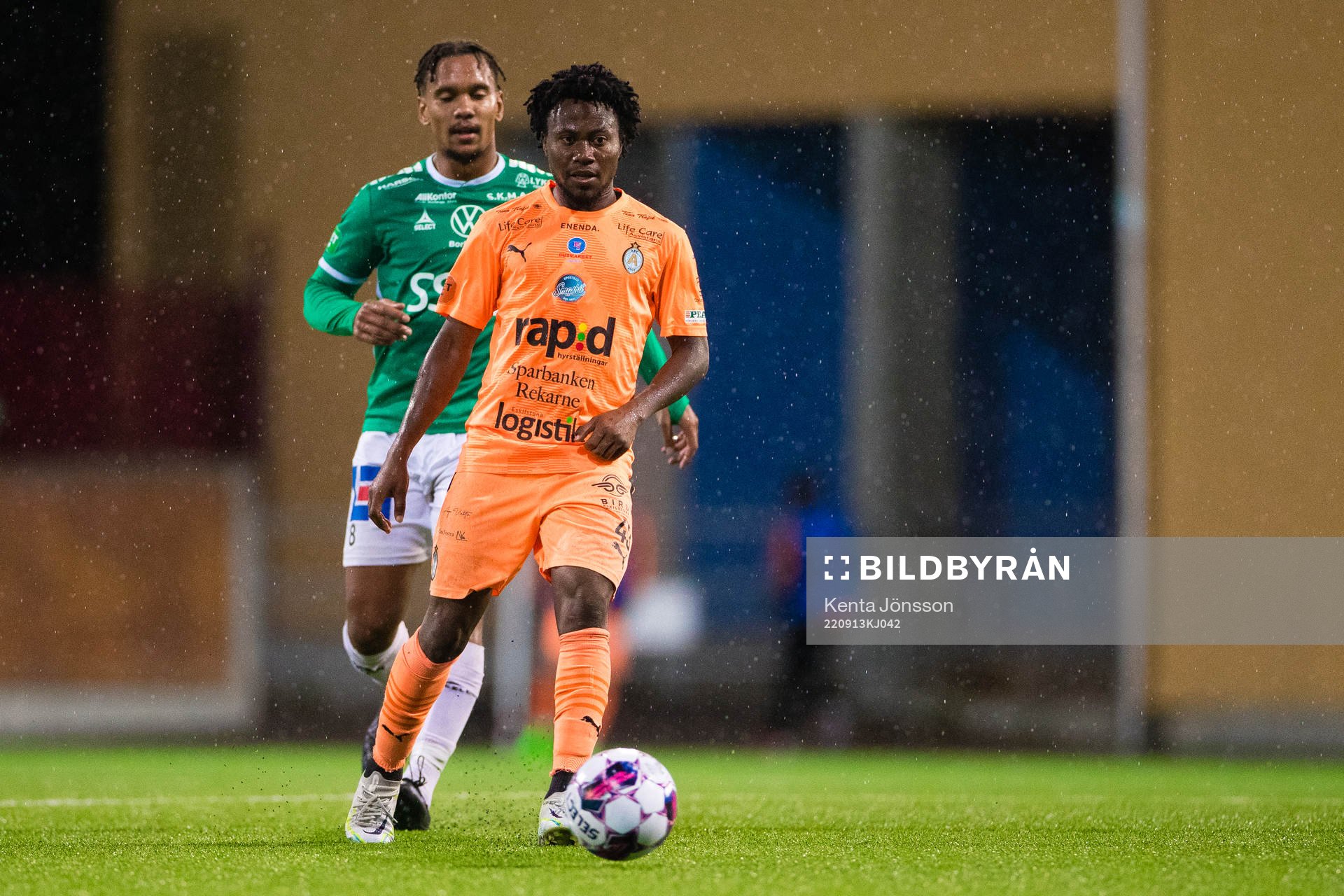 Brages Seth Hellberg och AFC Eskilstunas Abdul-Halik Hudu under fotbollsmatchen i Superettan mellan AFC Eskilstuna och Brage den 13 september 2022 i Eskilstuna.