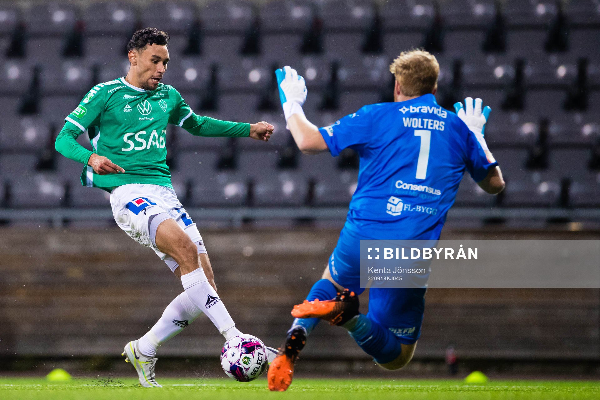Brages Joakim Persson och AFC Eskilstunas målvakt Nick