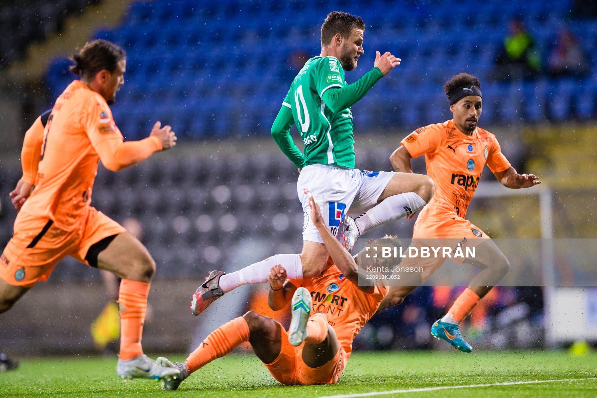 Brages Niklas Söderberg och AFC Eskilstunas Mikael Marques