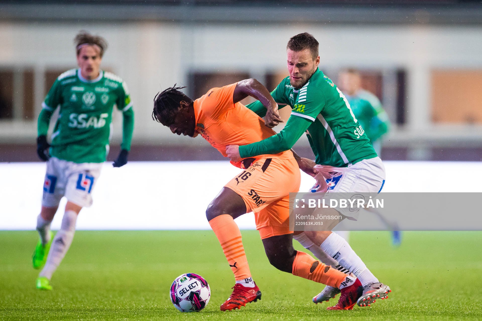 AFC Eskilstunas York Rafael och Brages Niklas Söderberg under fotbollsmatchen i Superettan mellan AFC Eskilstuna och Brage den 13 september 2022 i Eskilstuna. 