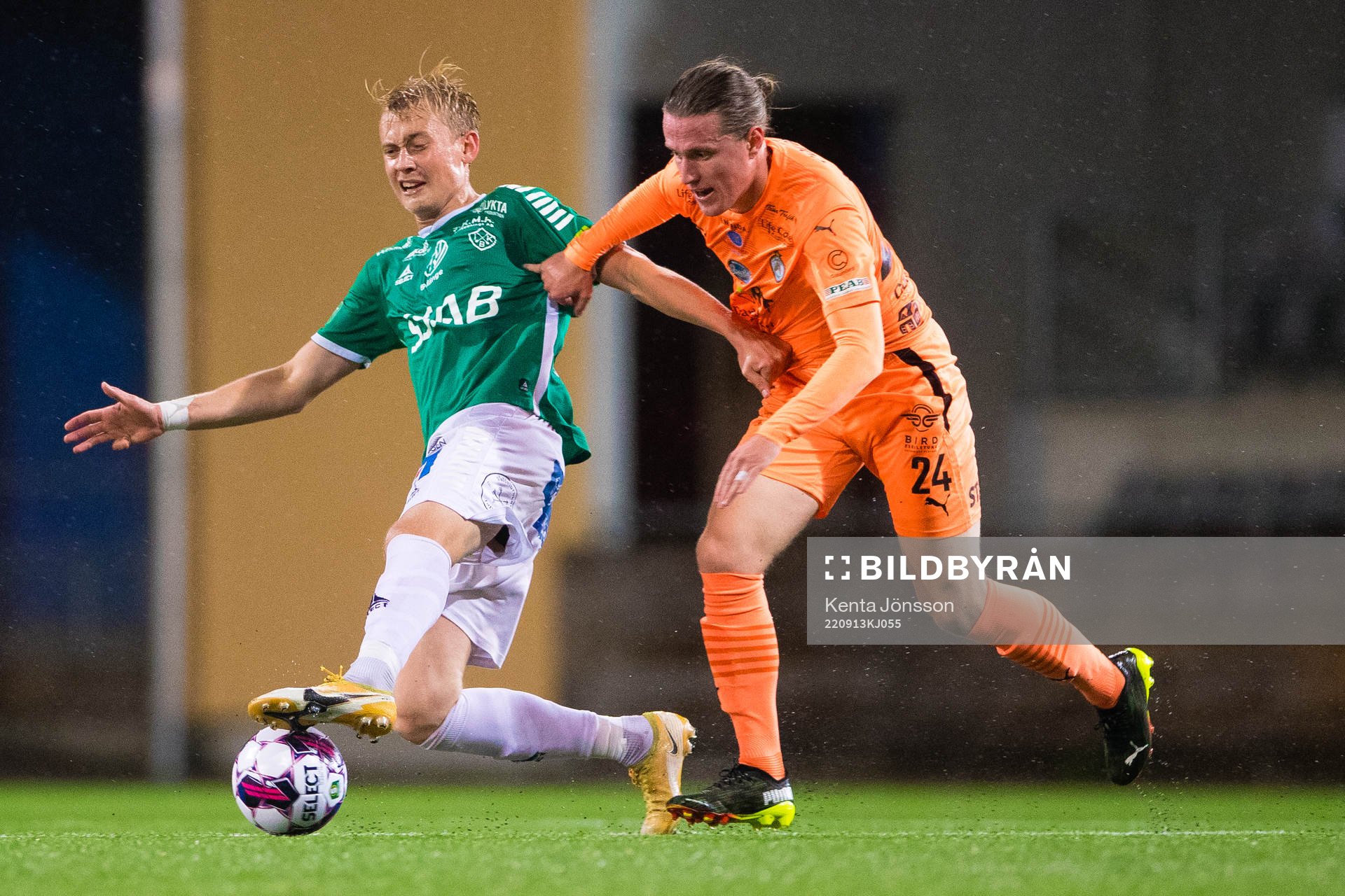 Brages Henry Sletsjöe och AFC Eskilstunas Jesper Manns