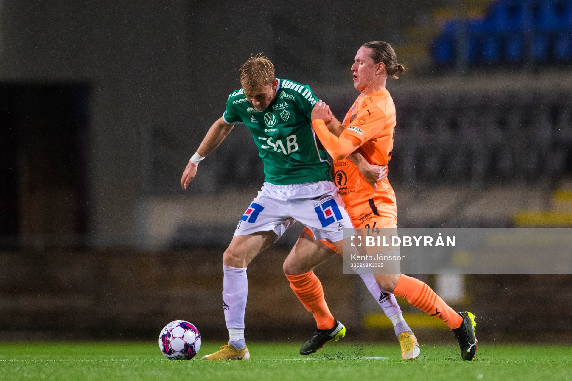 Brages Henry Sletsjöe och AFC Eskilstunas Jesper Manns