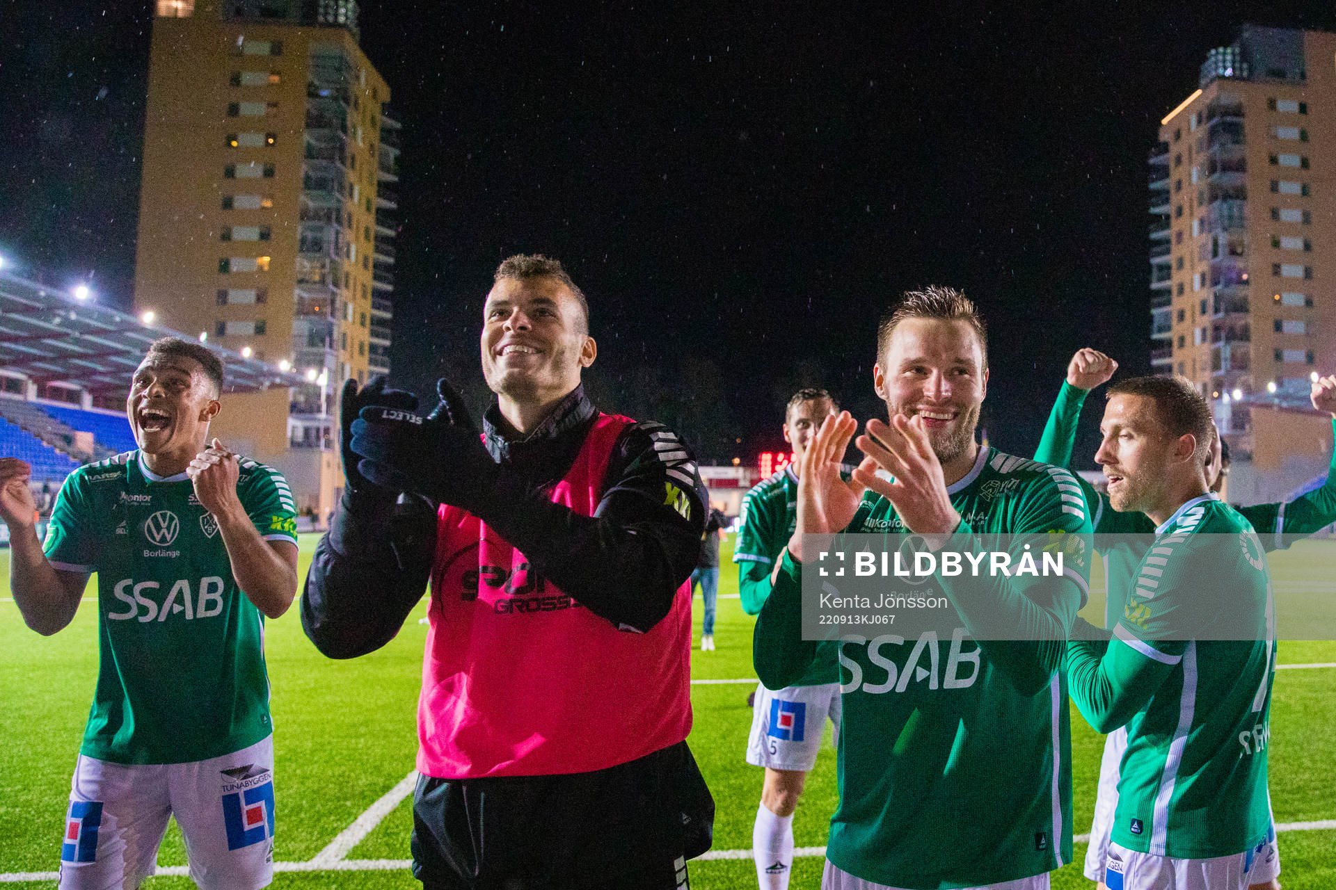 Brages Niklas Söderberg (tvåa fr höger) jublar med Eirik