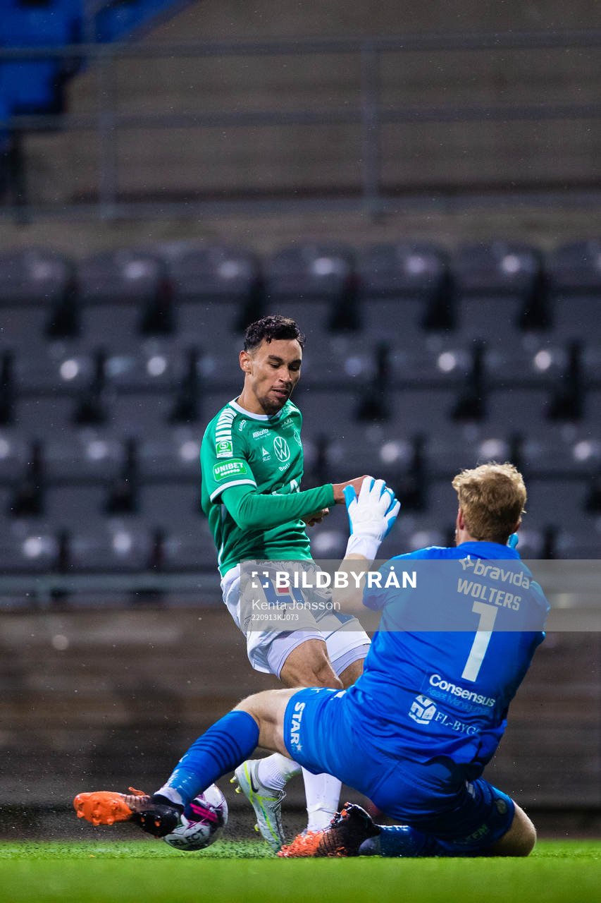 Brages Joakim Persson och AFC Eskilstunas målvakt Nick